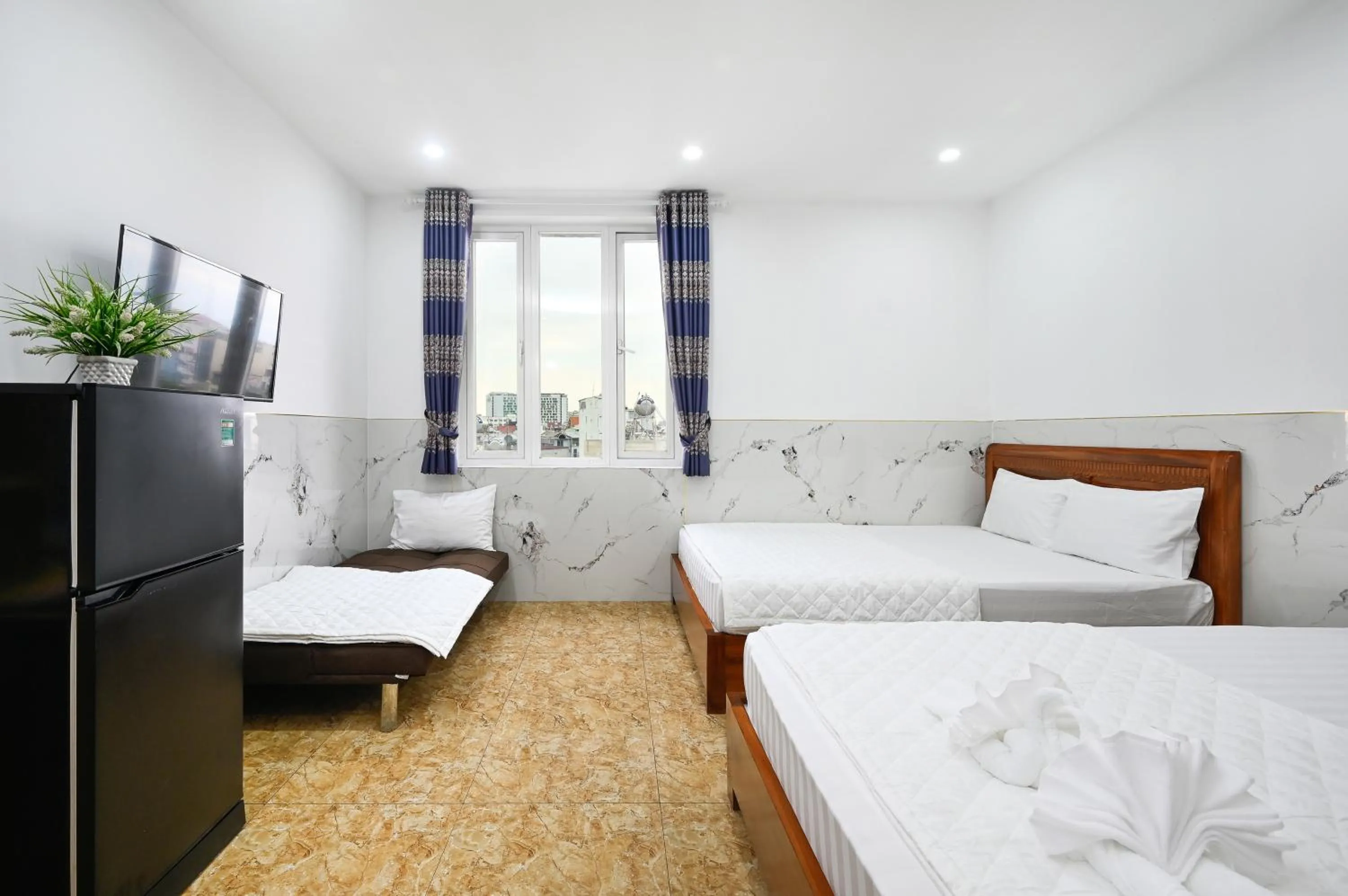 Photo of the whole room, Bed in Yoyo Airport Saigon Hotel