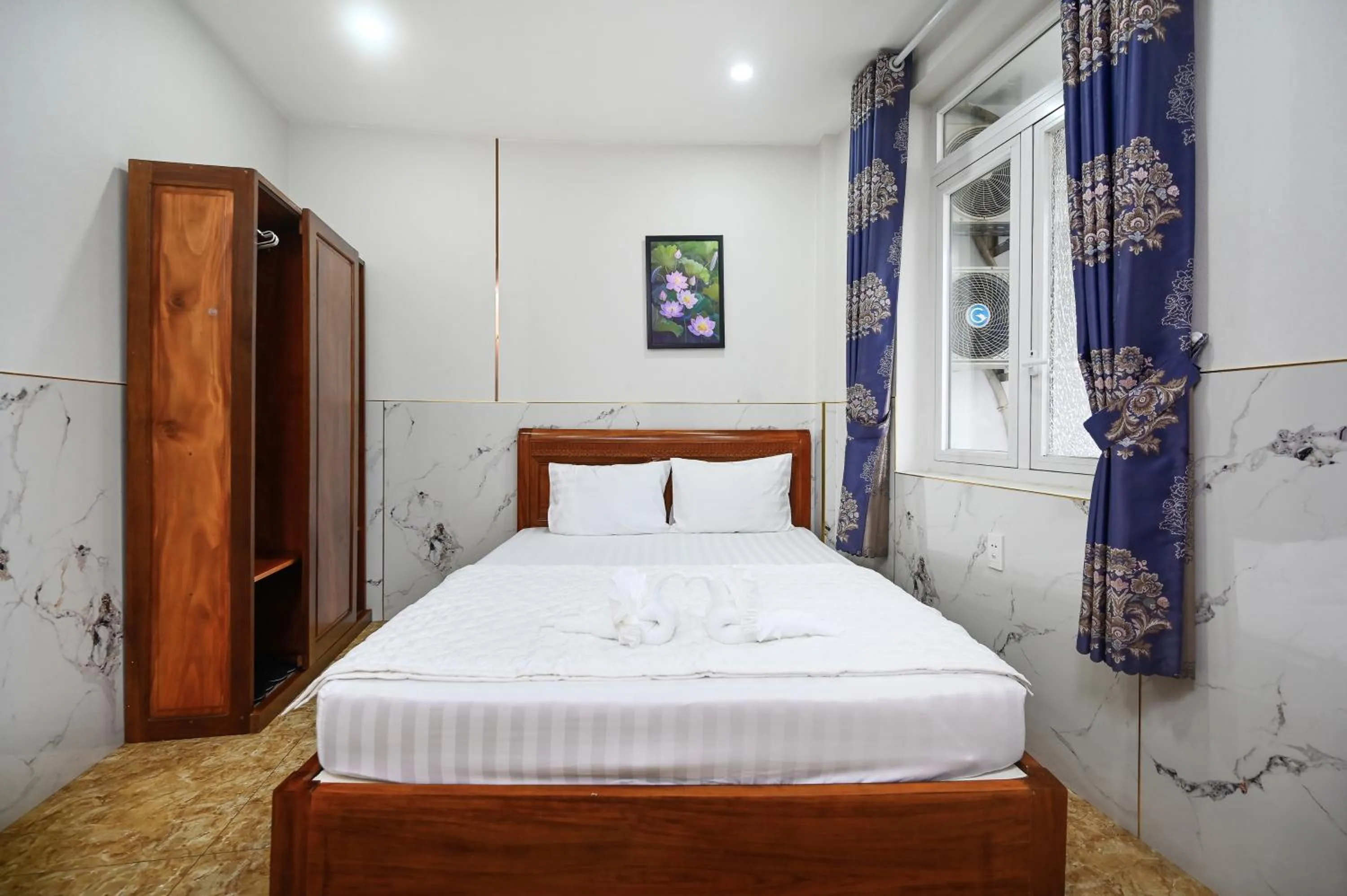 Bed in Yoyo Airport Saigon Hotel