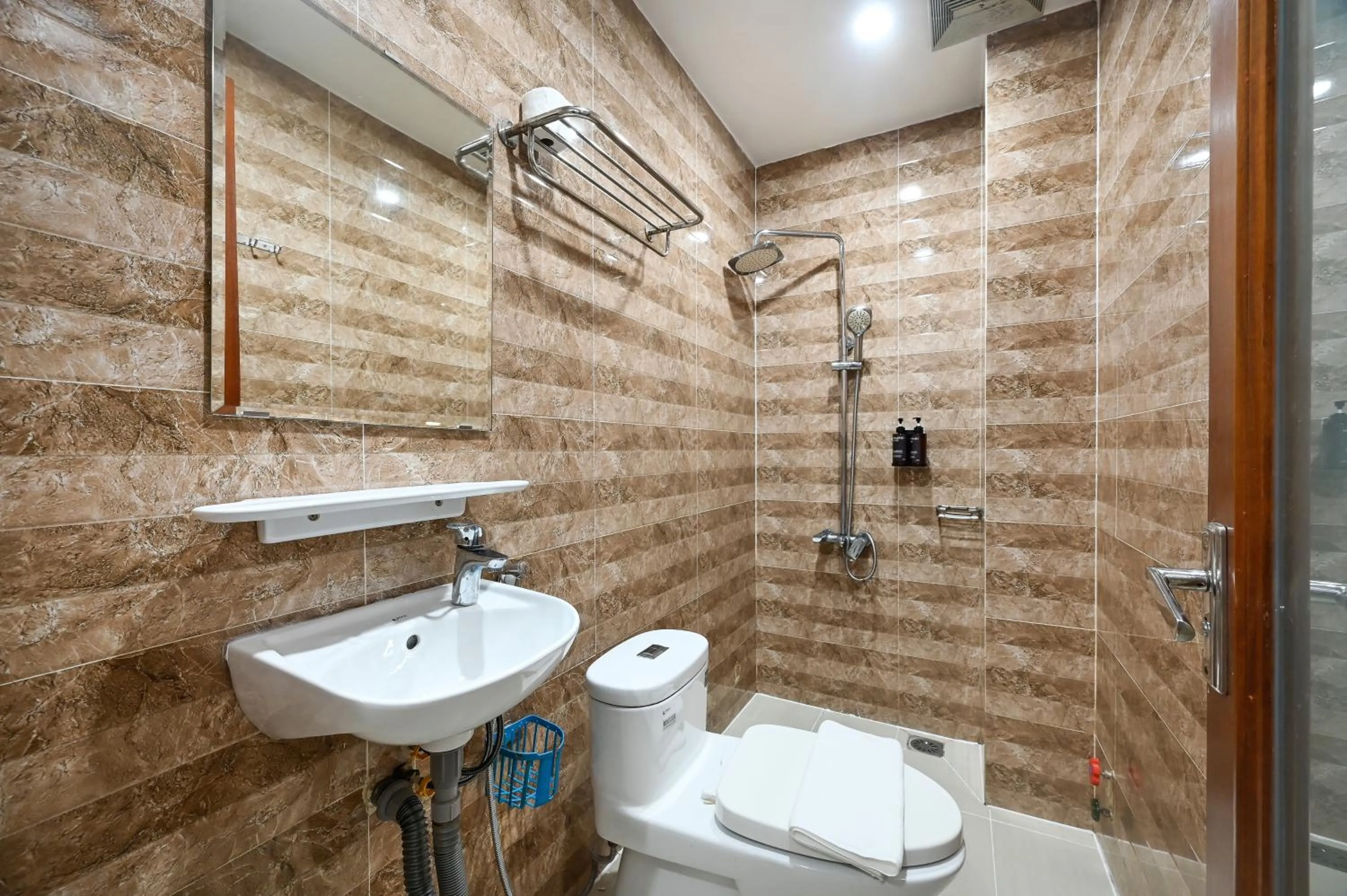 Shower in Yoyo Airport Saigon Hotel