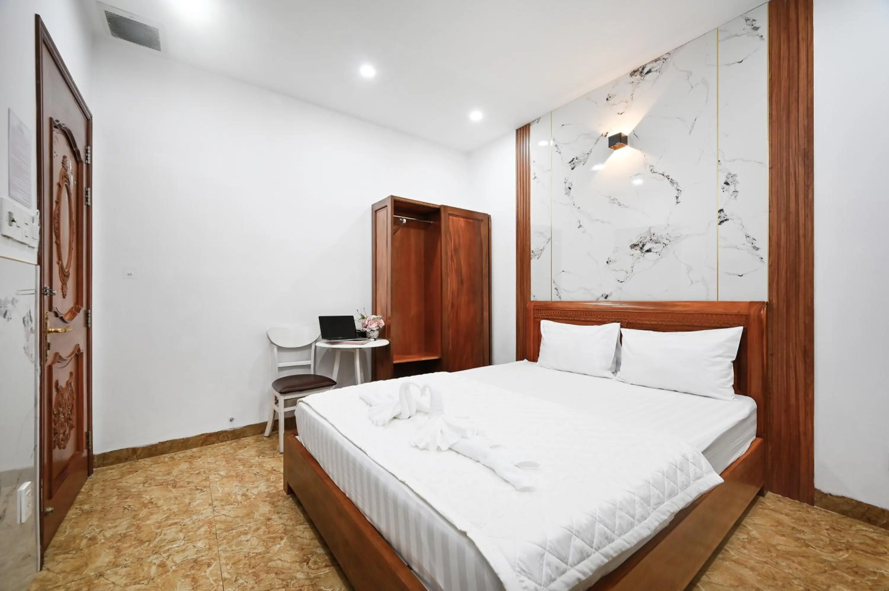 Bed in Yoyo Airport Saigon Hotel