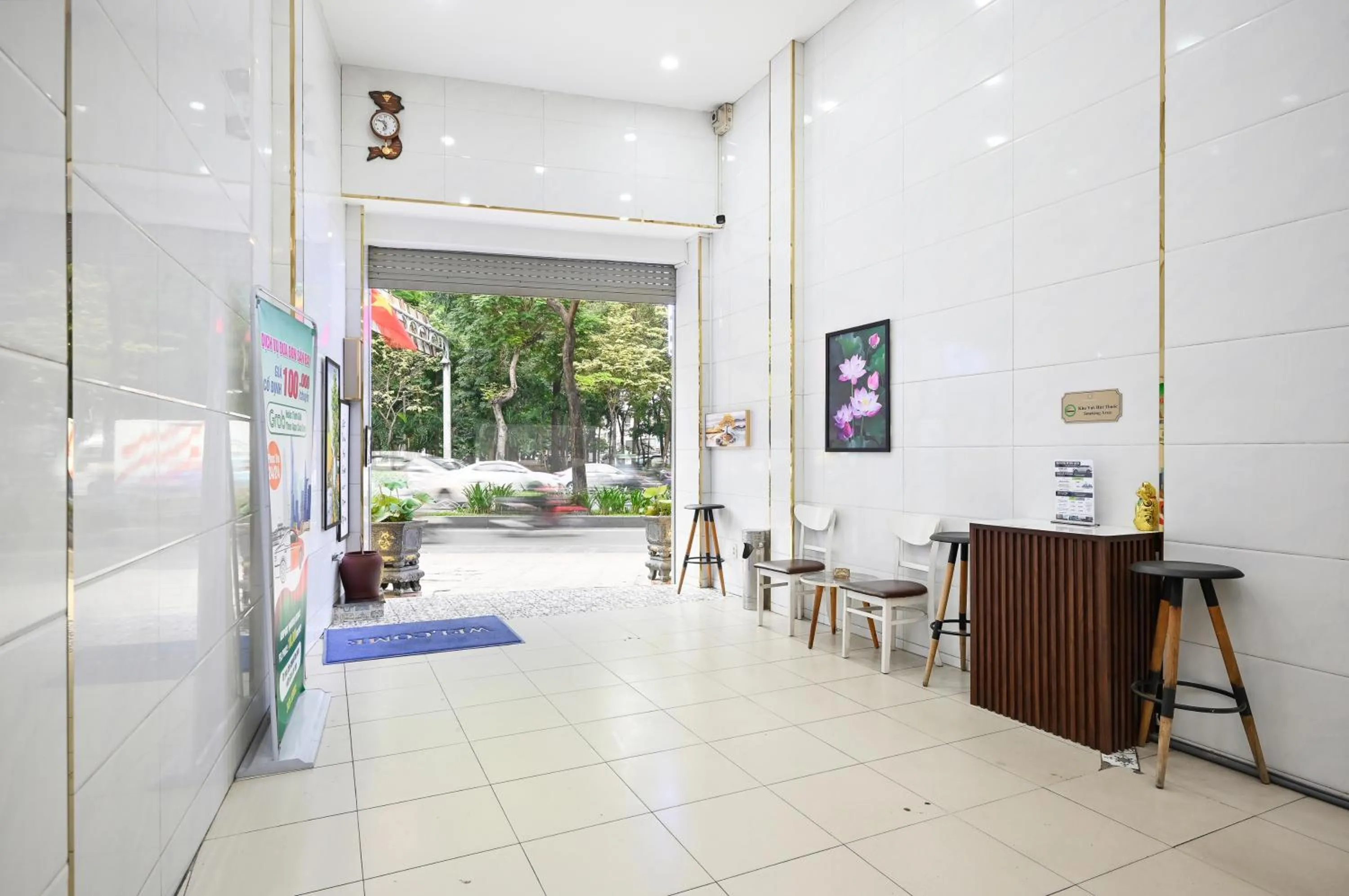 Facade/entrance in Yoyo Airport Saigon Hotel