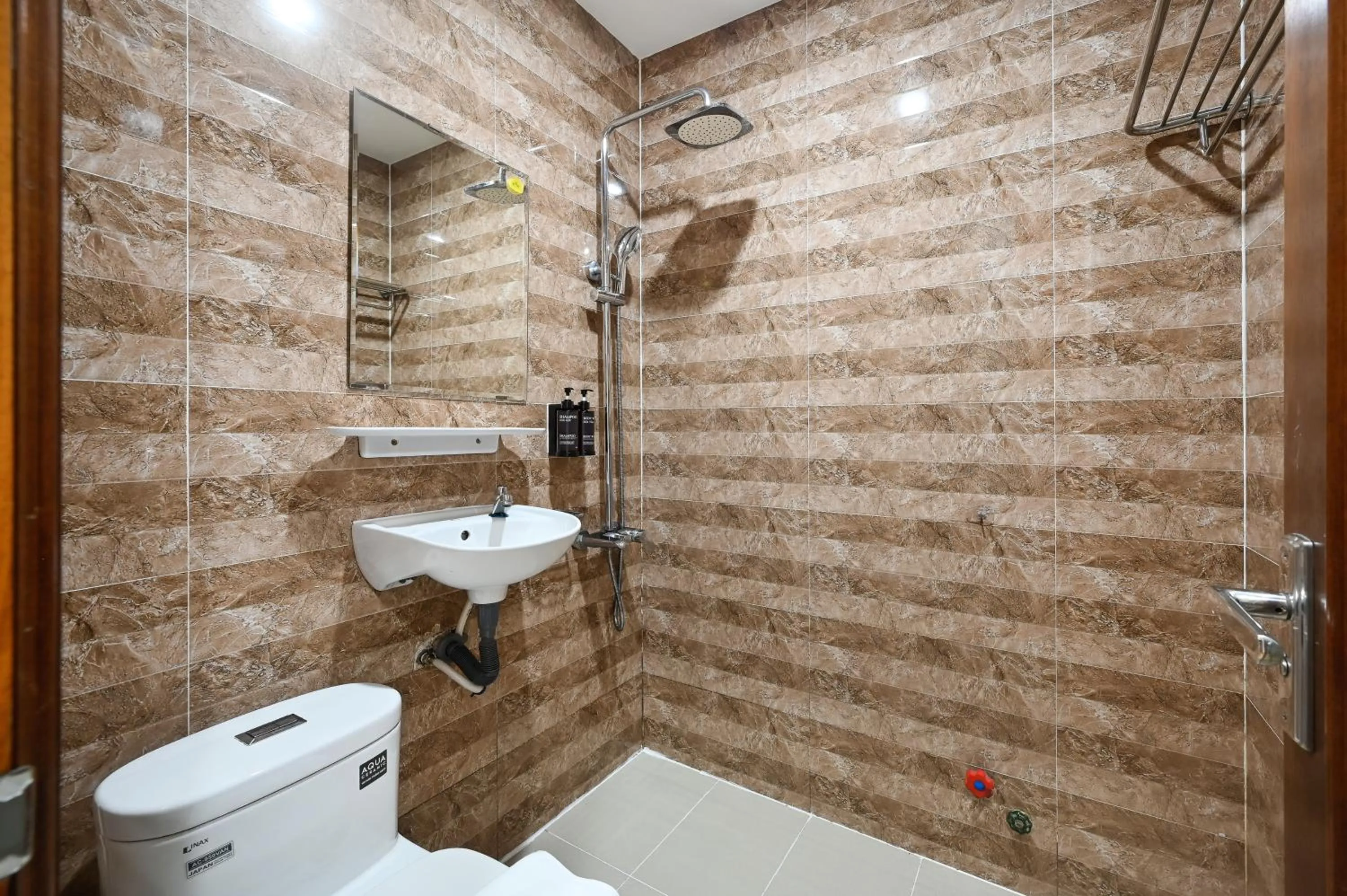 Shower in Yoyo Airport Saigon Hotel