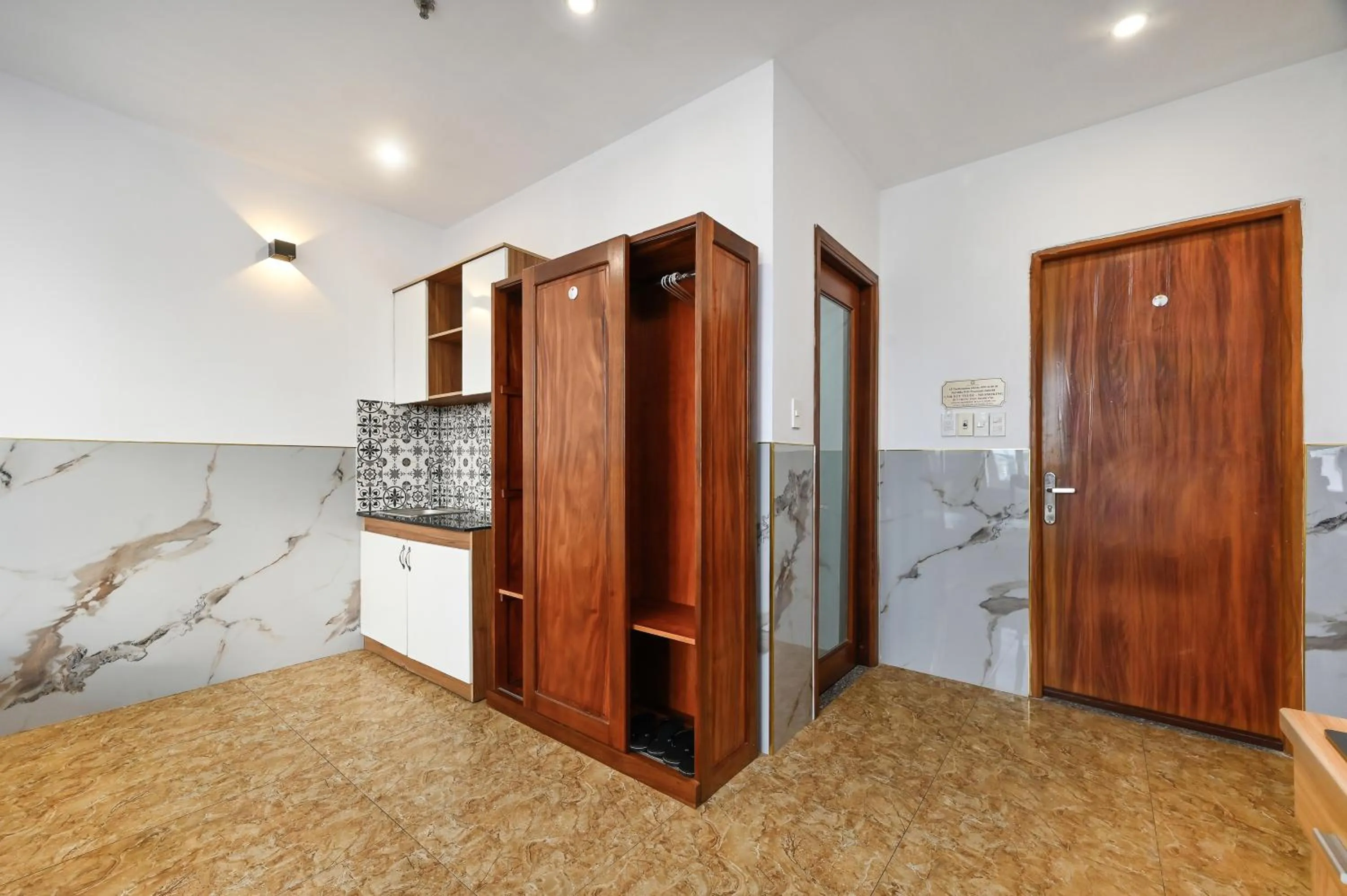 wardrobe in Yoyo Airport Saigon Hotel