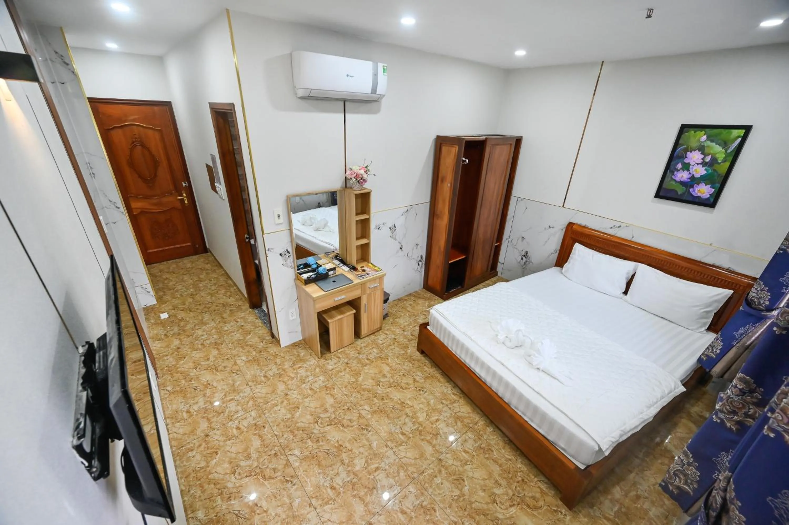 Photo of the whole room, Bed in Yoyo Airport Saigon Hotel