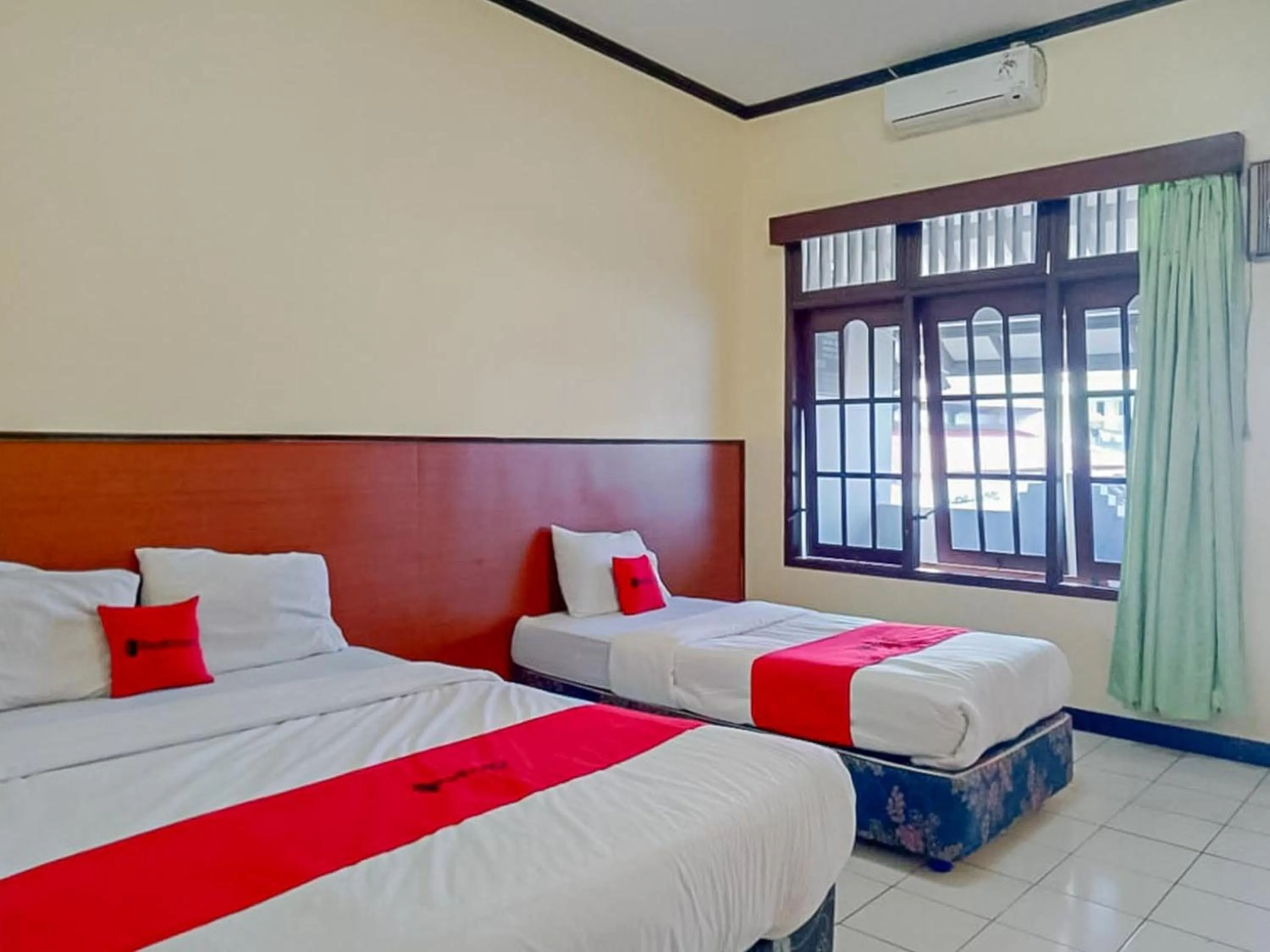 Bedroom, Bed in RedDoorz Syariah @ Hotel Sidomulyo Pacitan