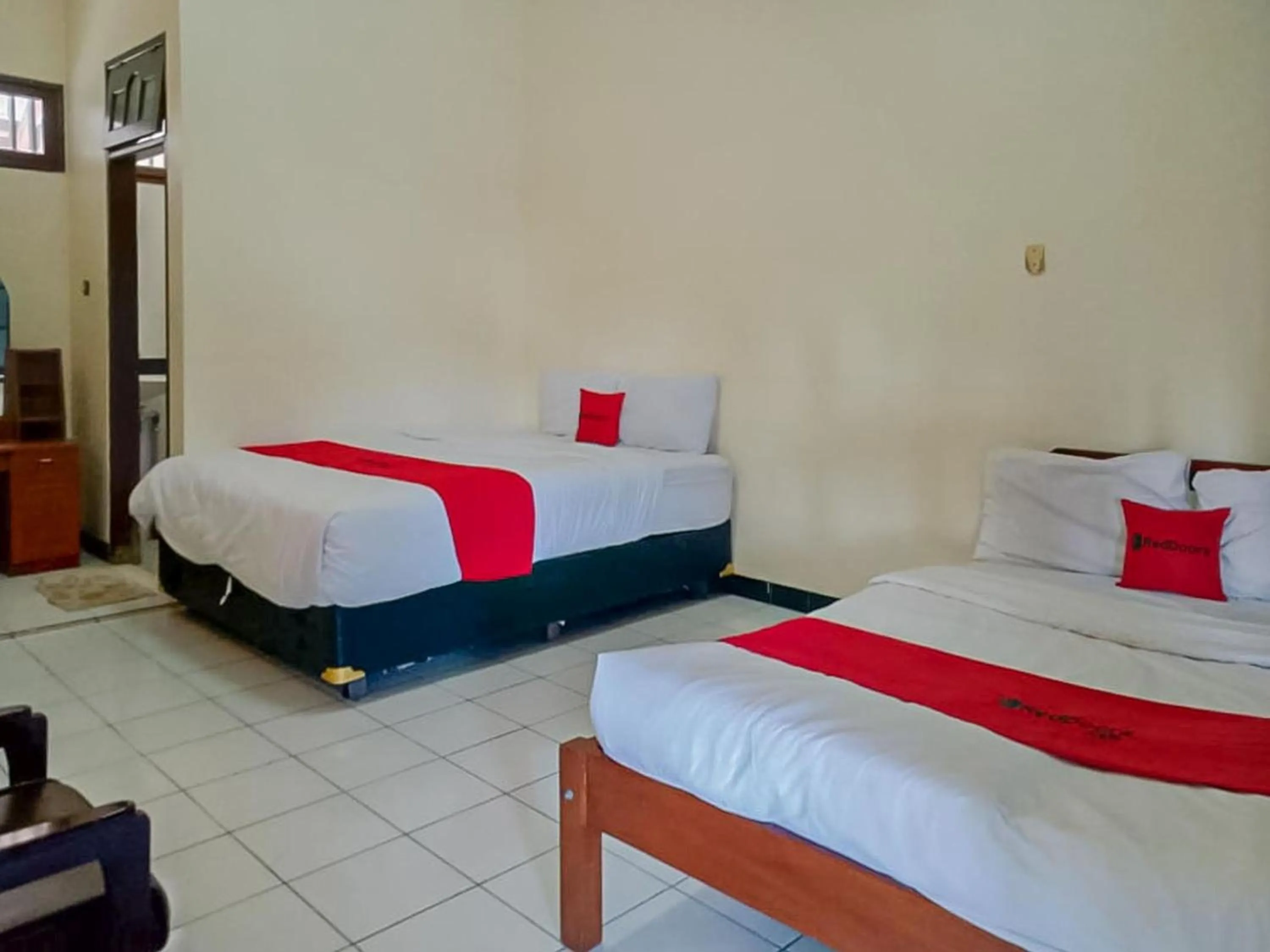 Bedroom, Bed in RedDoorz Syariah @ Hotel Sidomulyo Pacitan