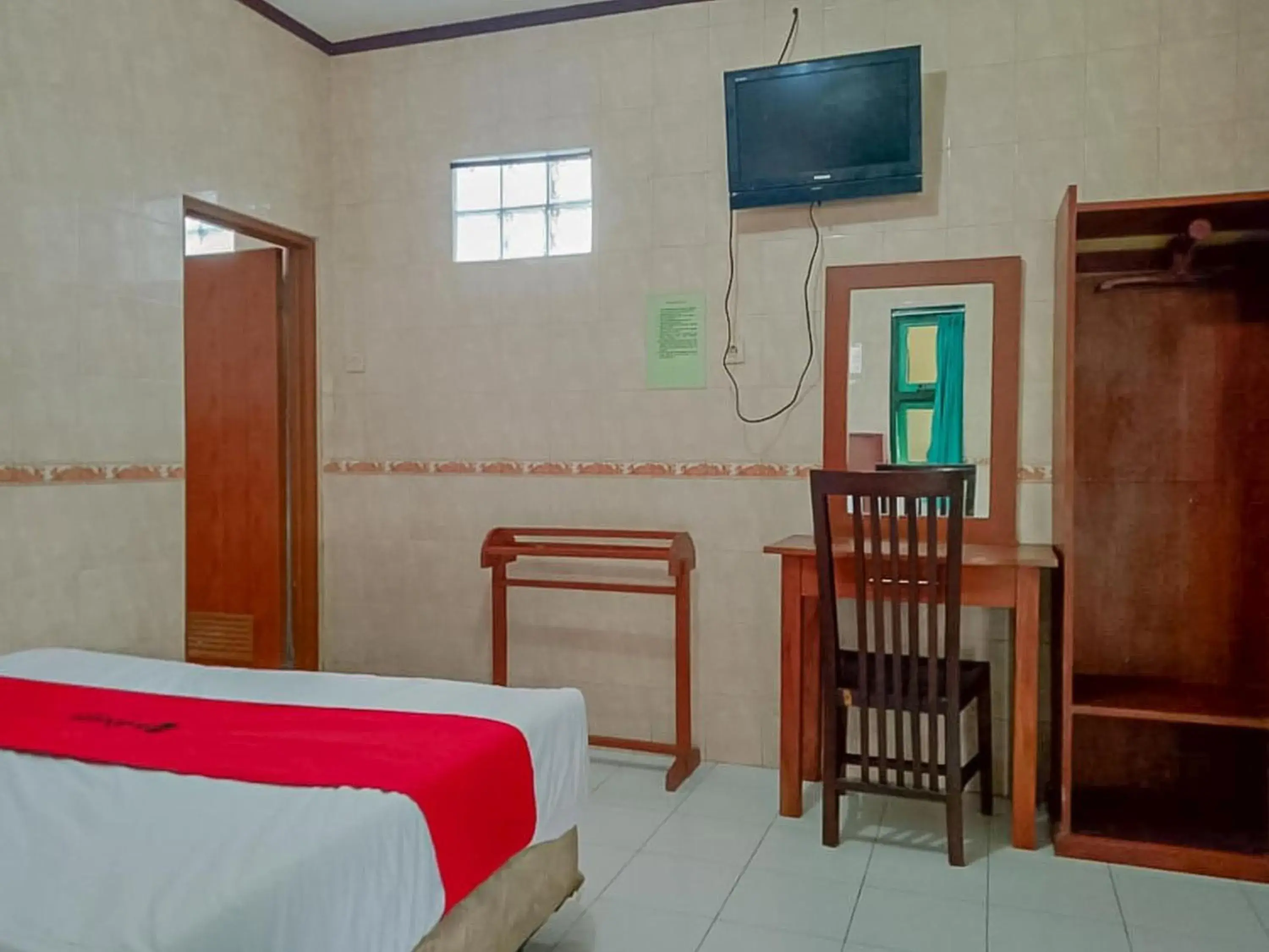 Executive Suite in RedDoorz Syariah @ Hotel Sidomulyo Pacitan Executive Suite in RedDoorz Syariah @ Hotel Sidomulyo Pacitan