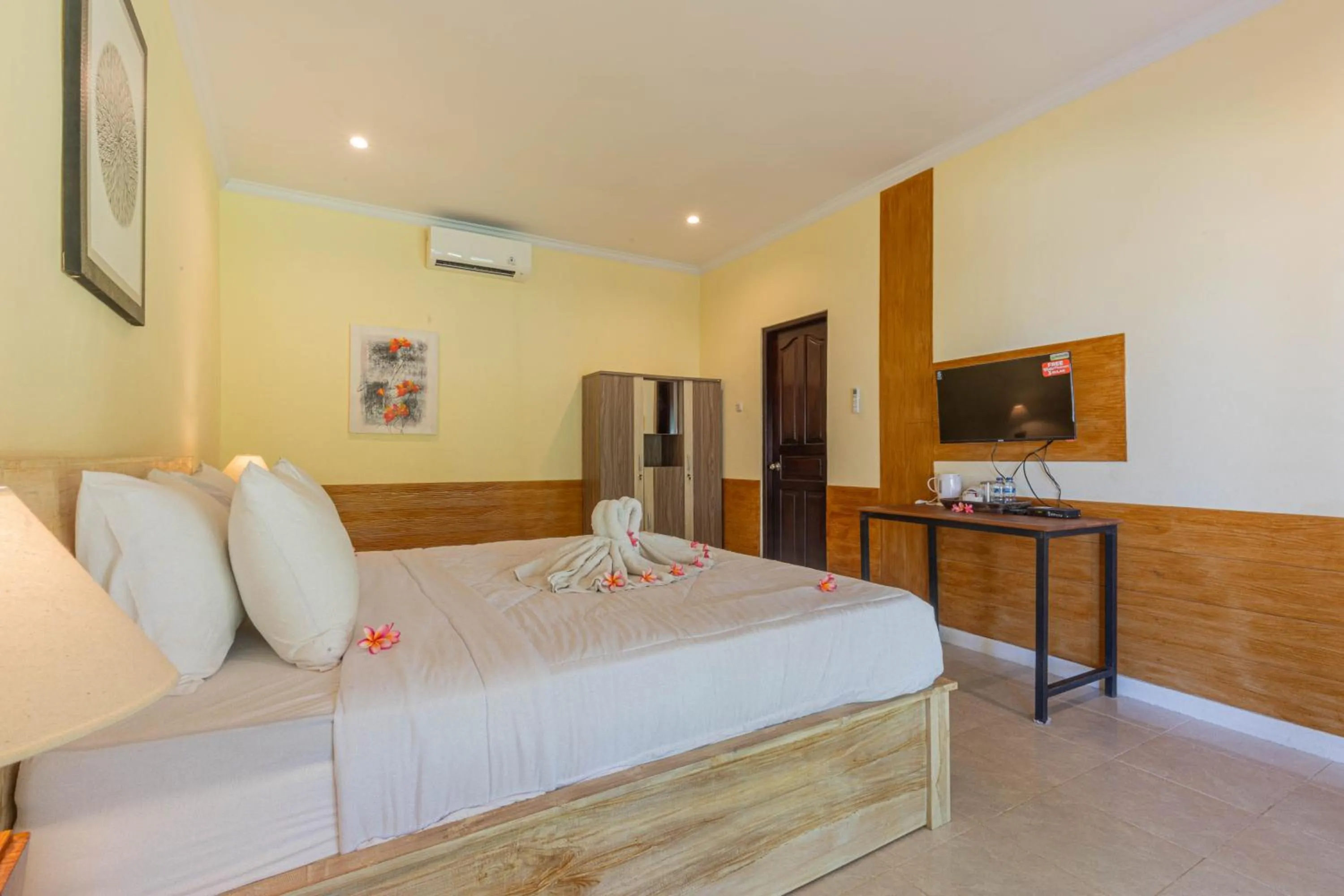 Photo of the whole room, Bed in Grand Ball Beach Garden