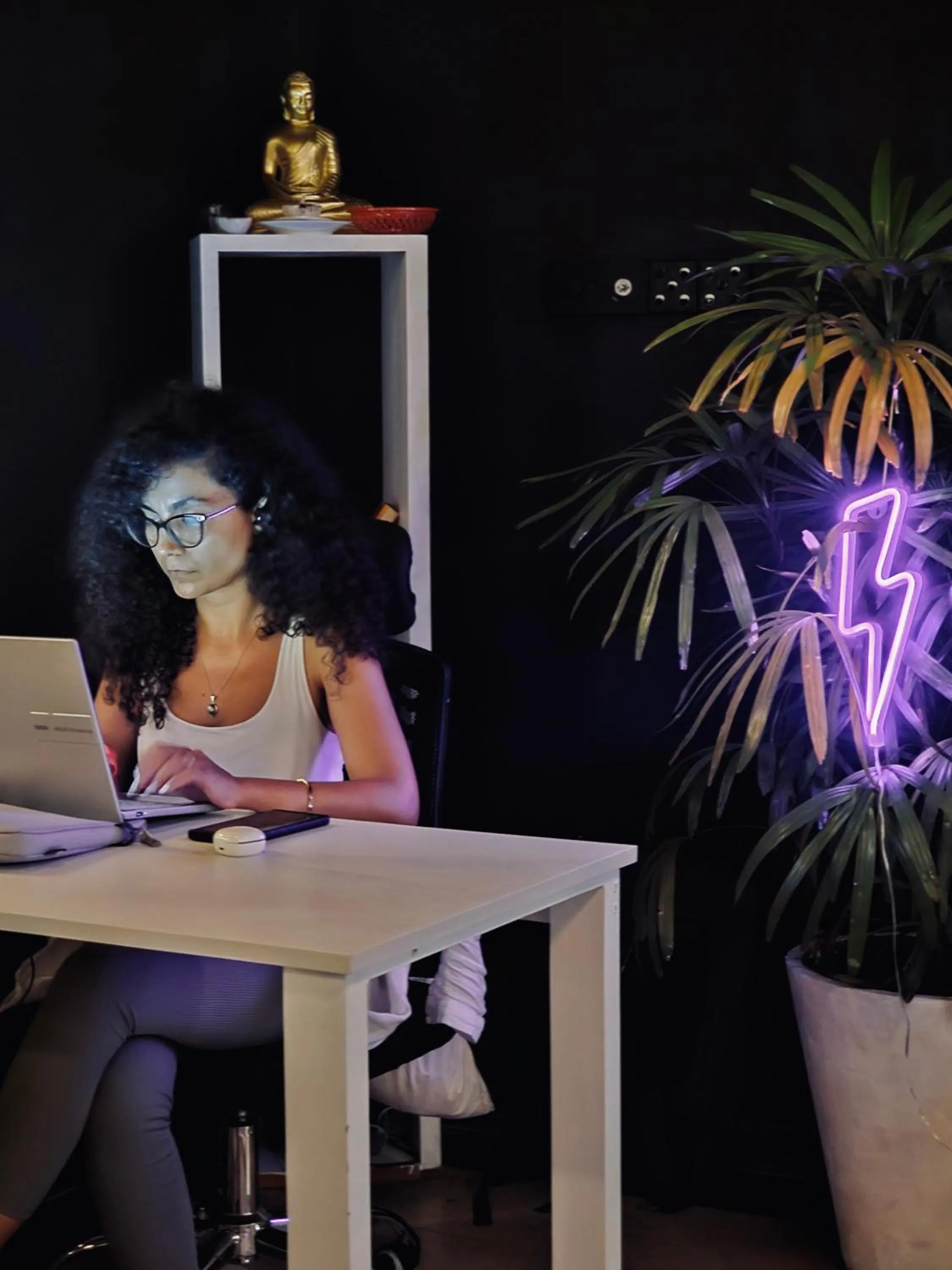 Communal lounge/ TV room in Sugar Hostel Weligama - Coliving & Coworking