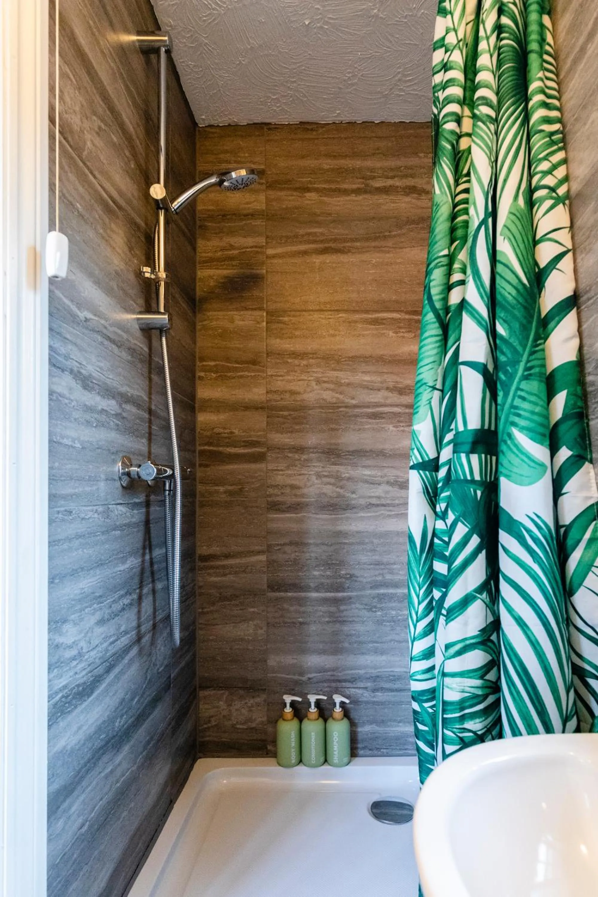 Chichester retreat house with free parking