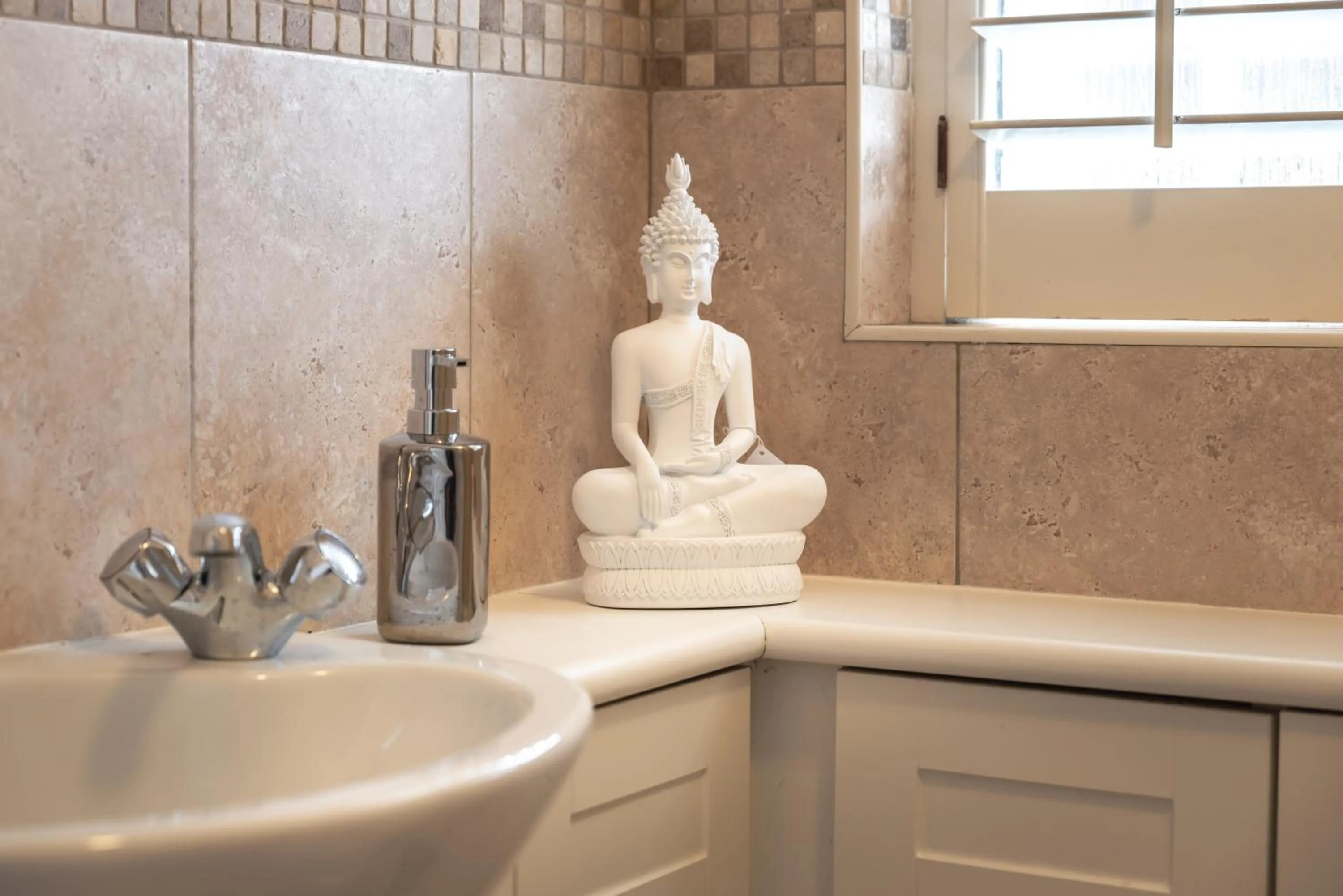 Chichester retreat house with free parking