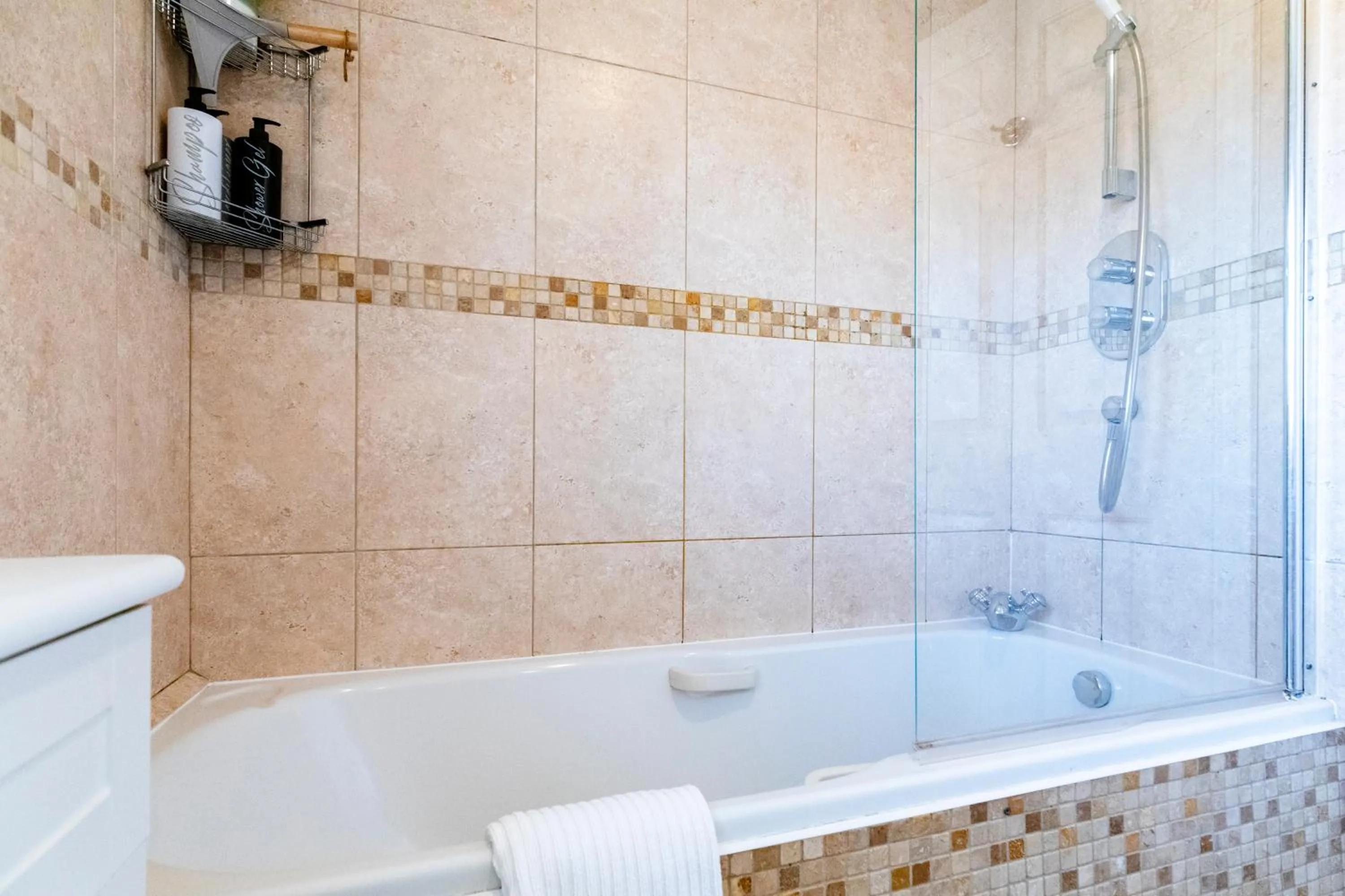 Chichester retreat house with free parking