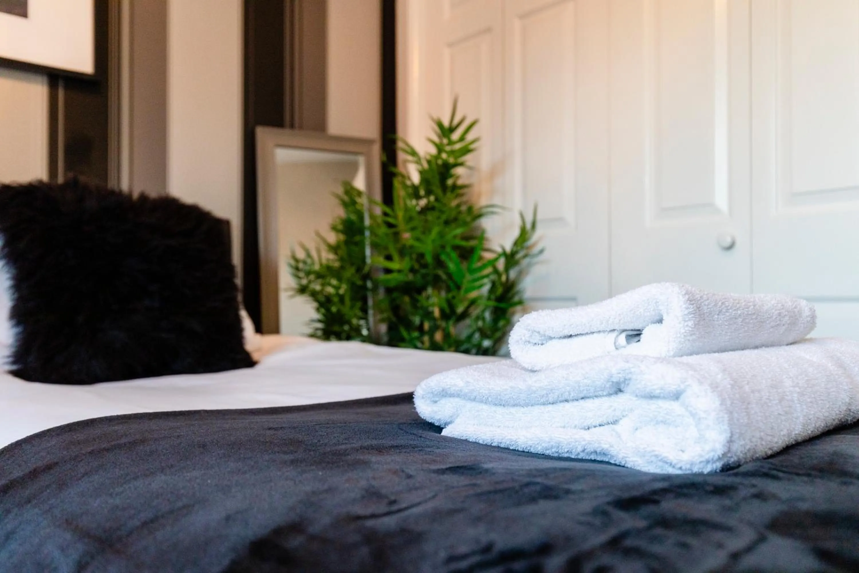 Bed in Chichester retreat house with free parking