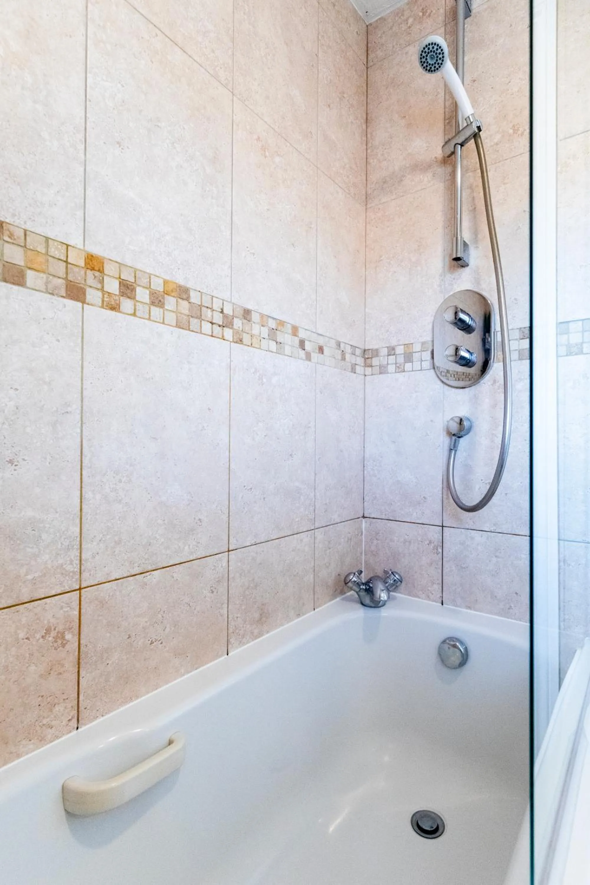 Chichester retreat house with free parking