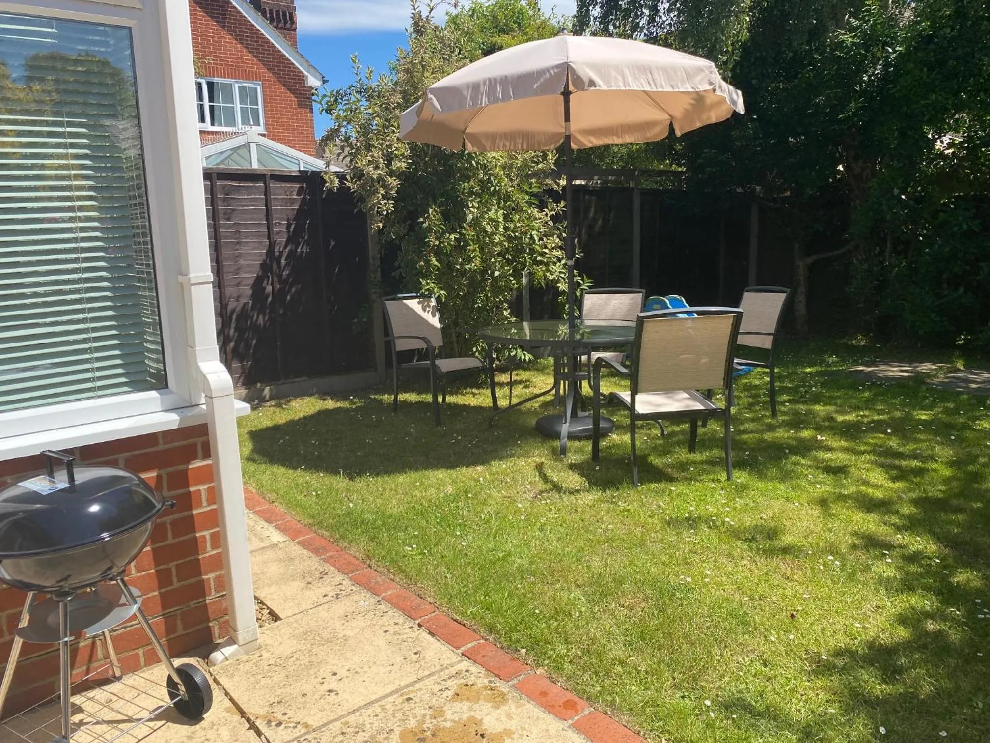 Chichester retreat house with free parking