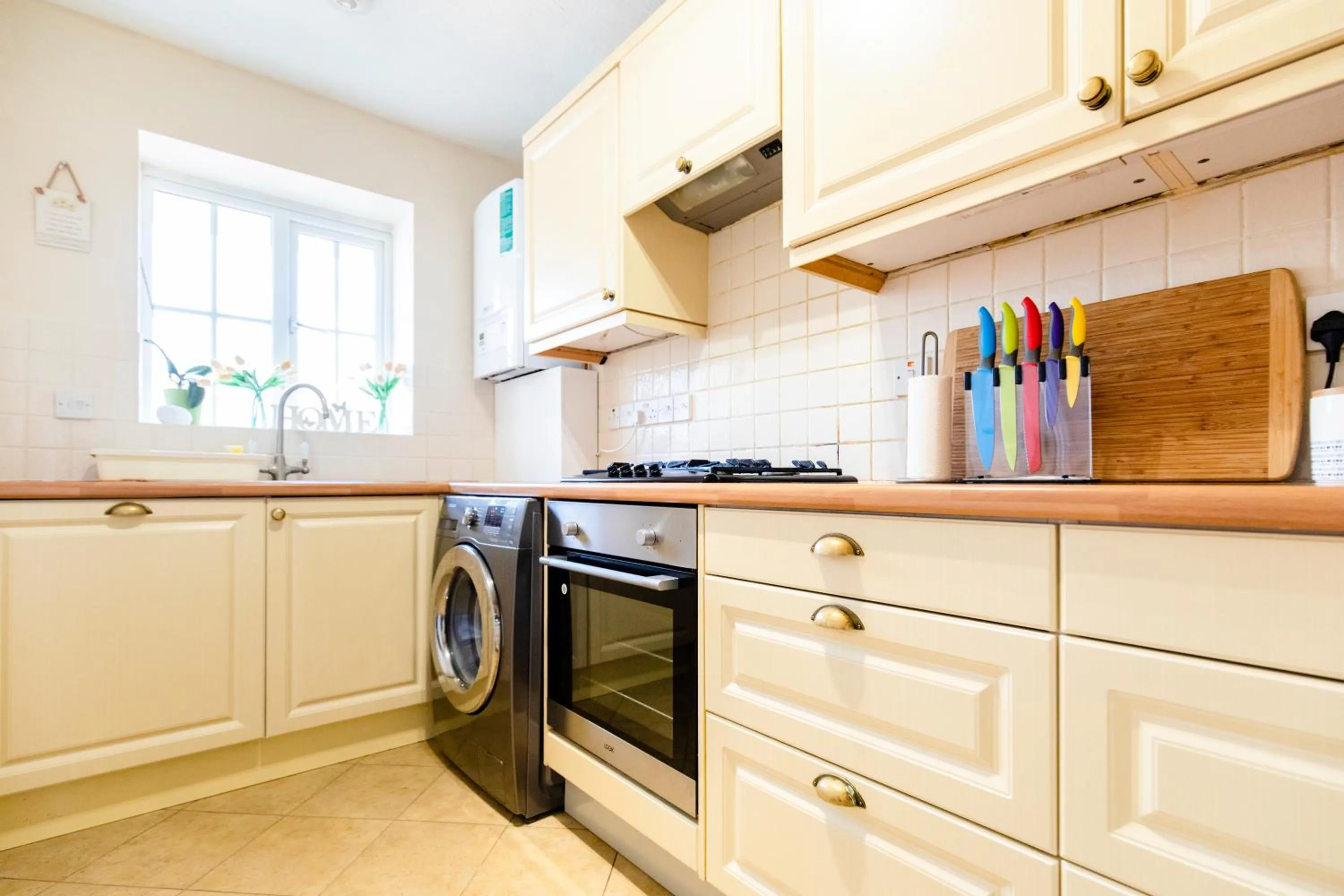 Chichester retreat house with free parking