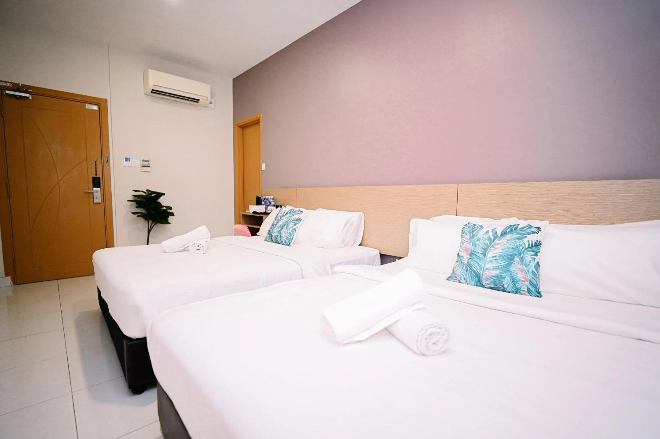 Bed in Swing & Pillows - PJ21 Petaling Jaya