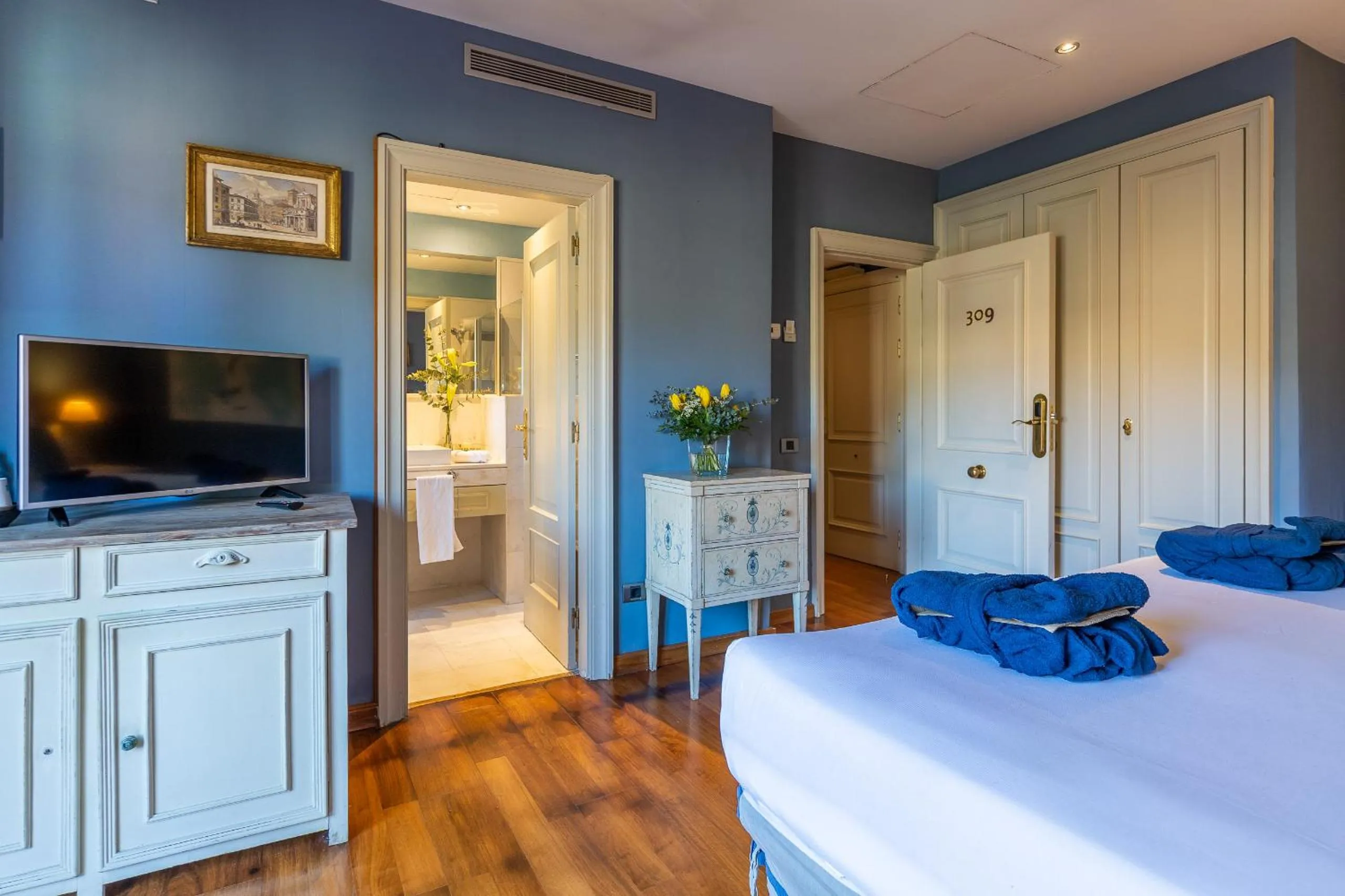 Photo of the whole room, Bed in Hotel Blancafort Spa Termal