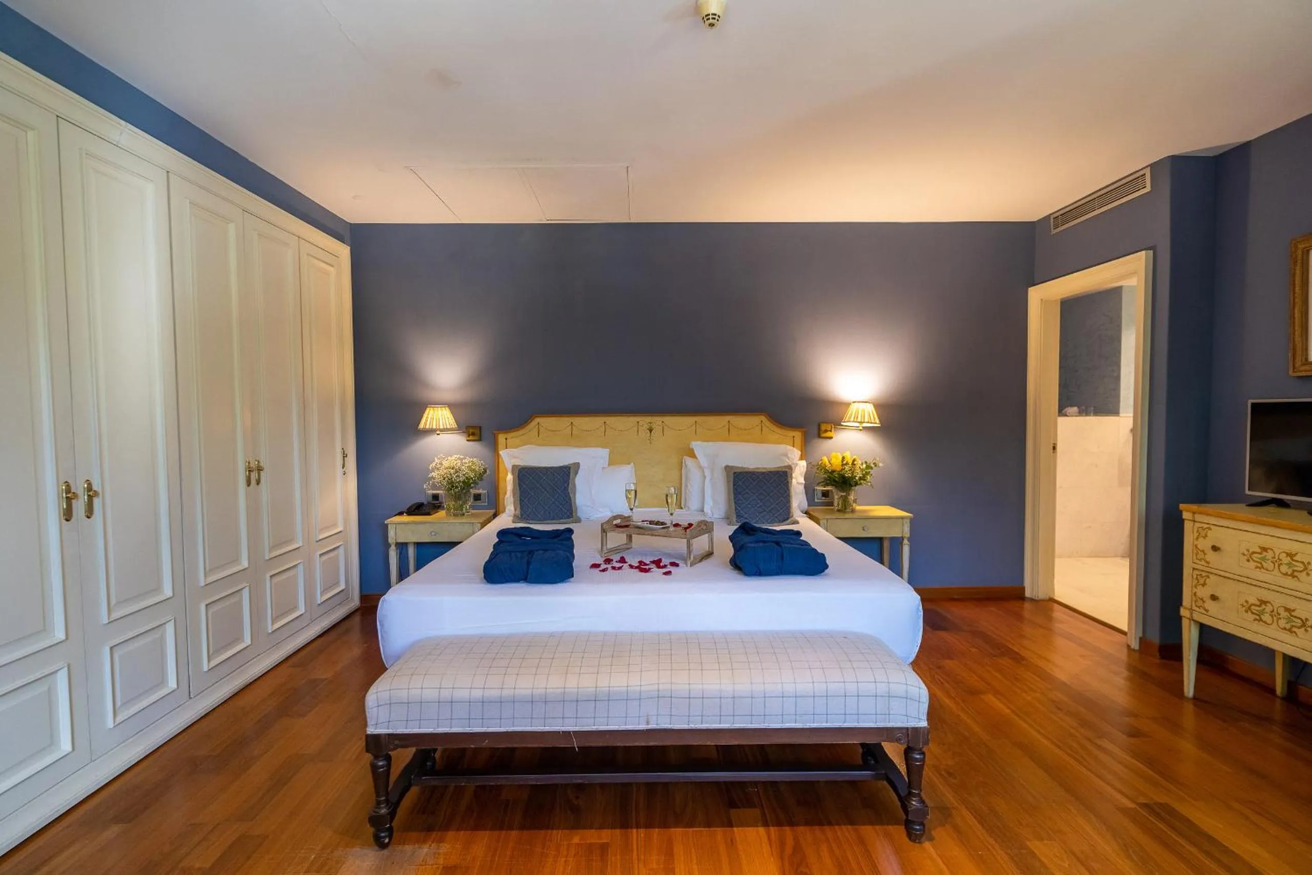 Photo of the whole room, Bed in Hotel Blancafort Spa Termal