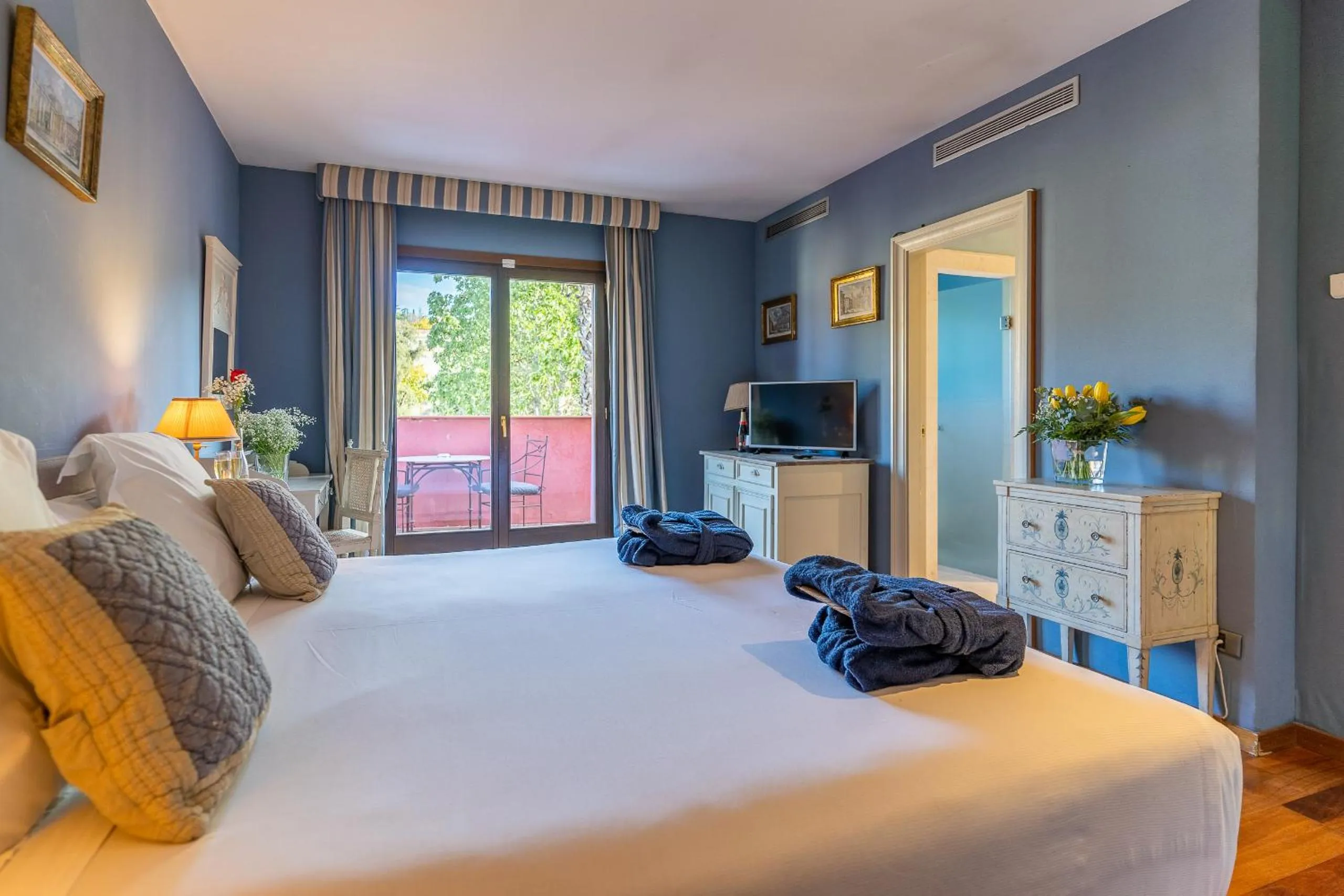 Photo of the whole room, Bed in Hotel Blancafort Spa Termal