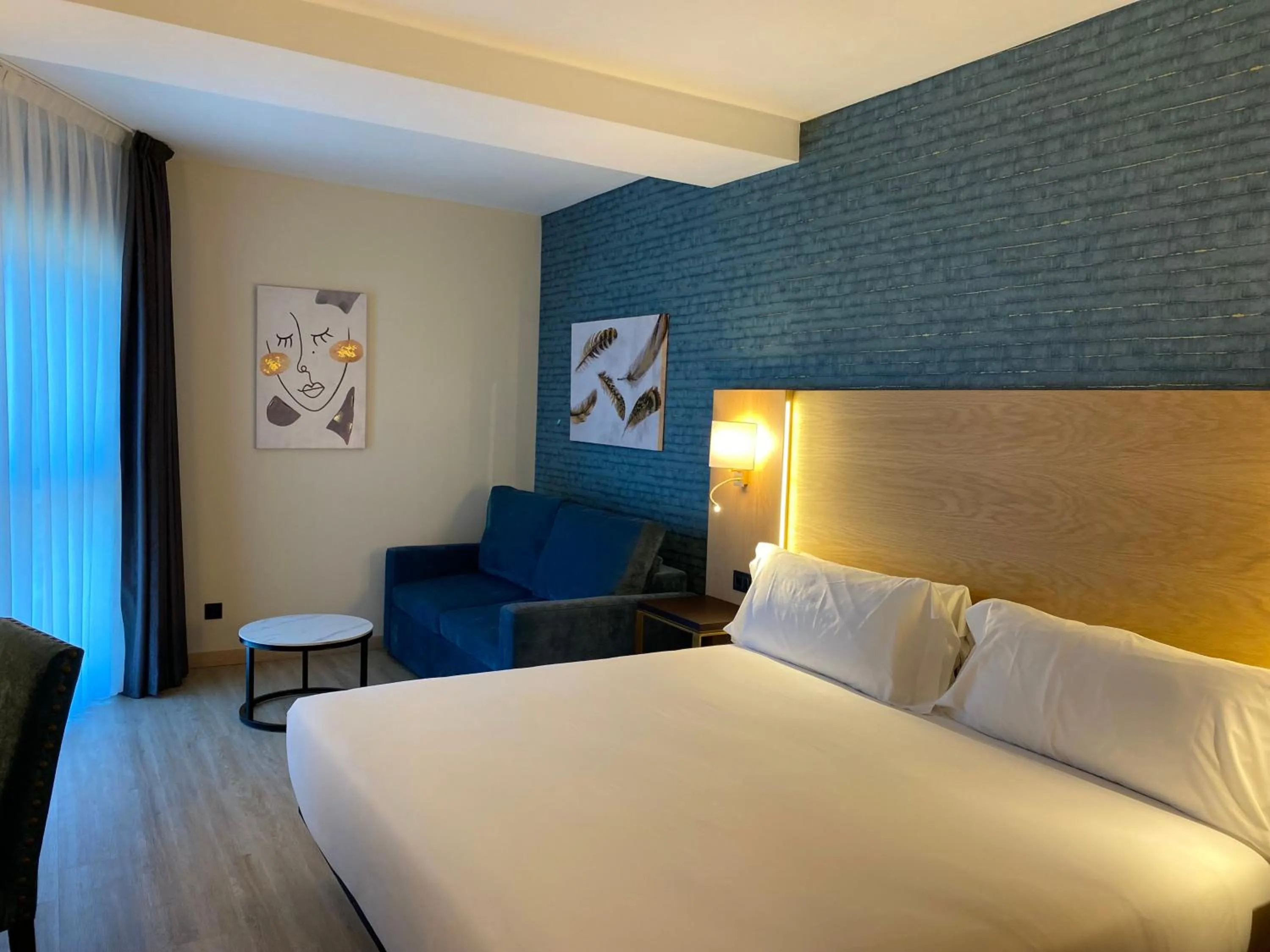 Photo of the whole room, Bed in Hotel Zentral Gijón Rey Pelayo