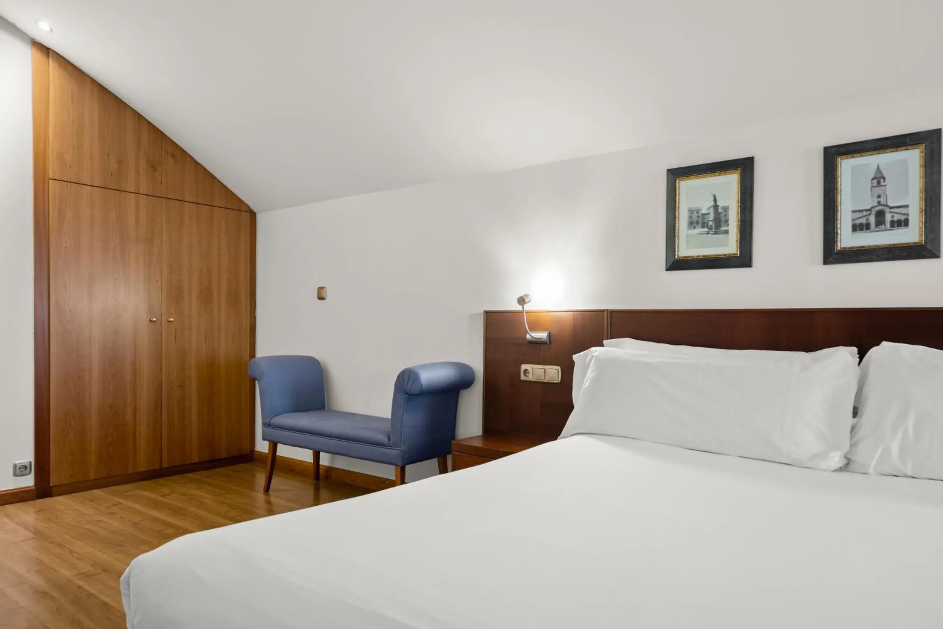 Suite in Hotel Zentral Gijón Rey Pelayo Suite in Hotel Zentral Gijón Rey Pelayo