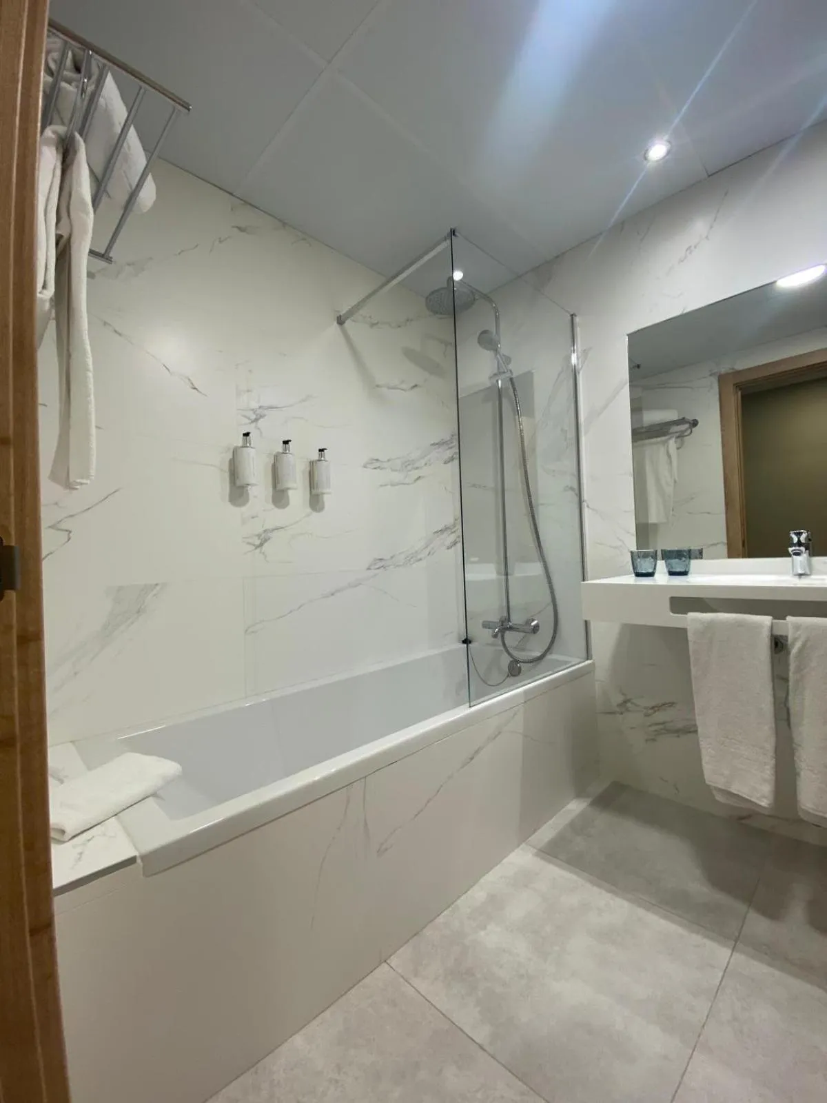 Bathroom in Hotel Zentral Gijón Rey Pelayo