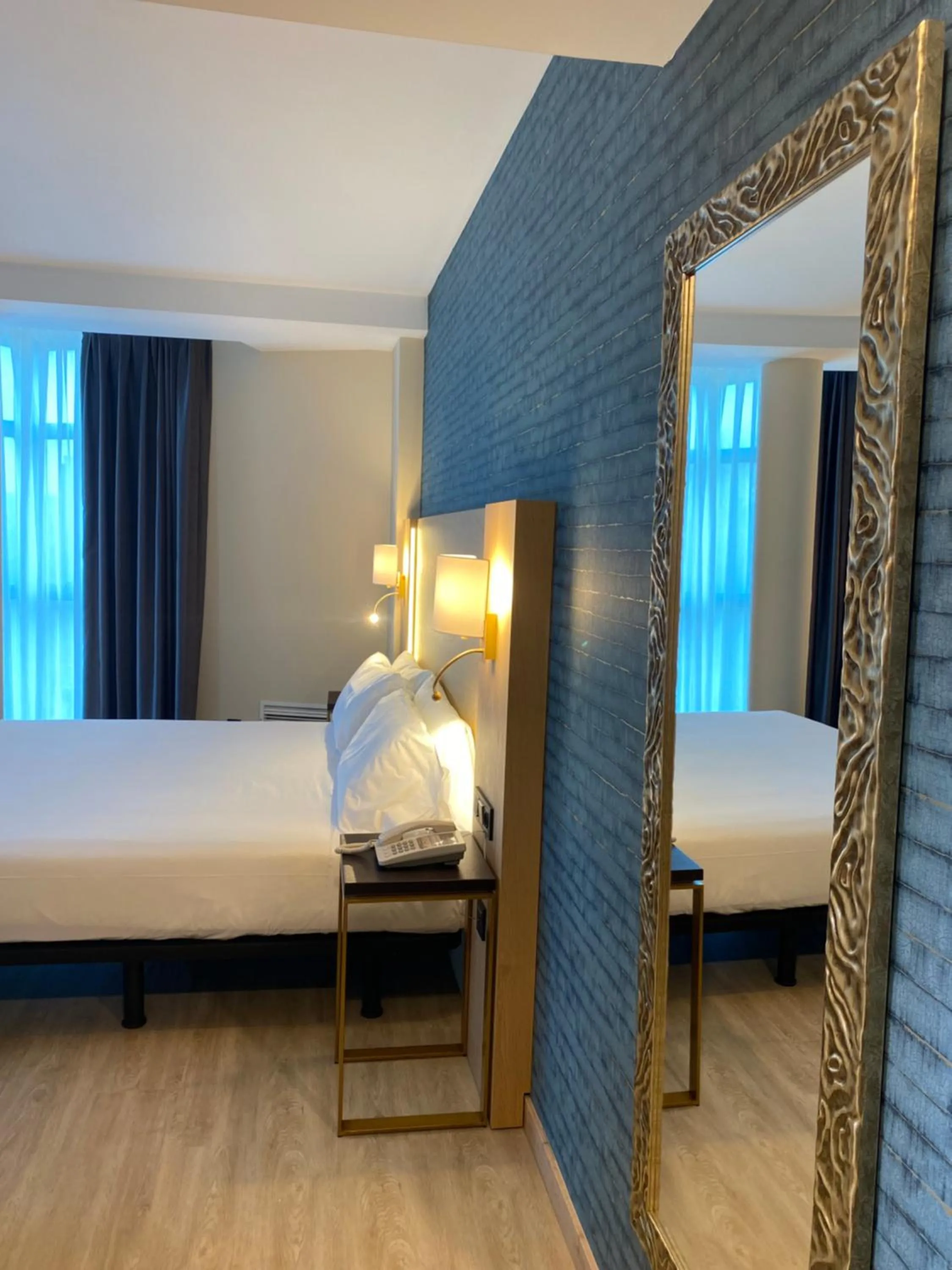 Photo of the whole room, Bed in Hotel Zentral Gijón Rey Pelayo