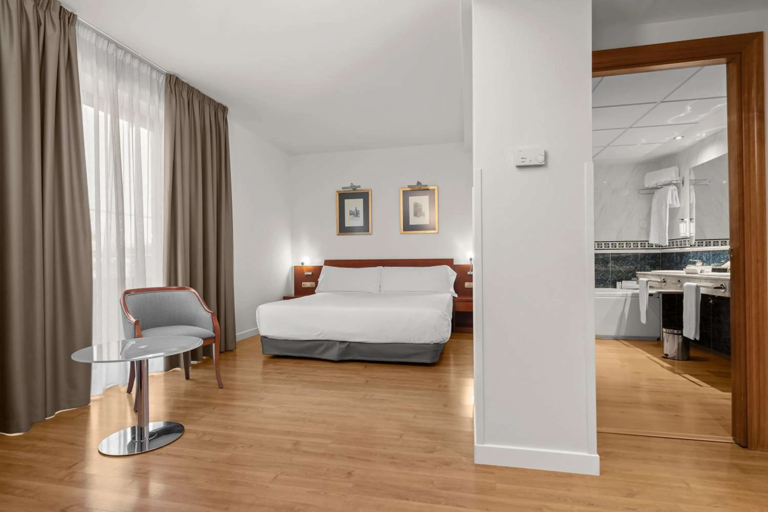 Bedroom, Bed in Hotel Zentral Gijón Rey Pelayo