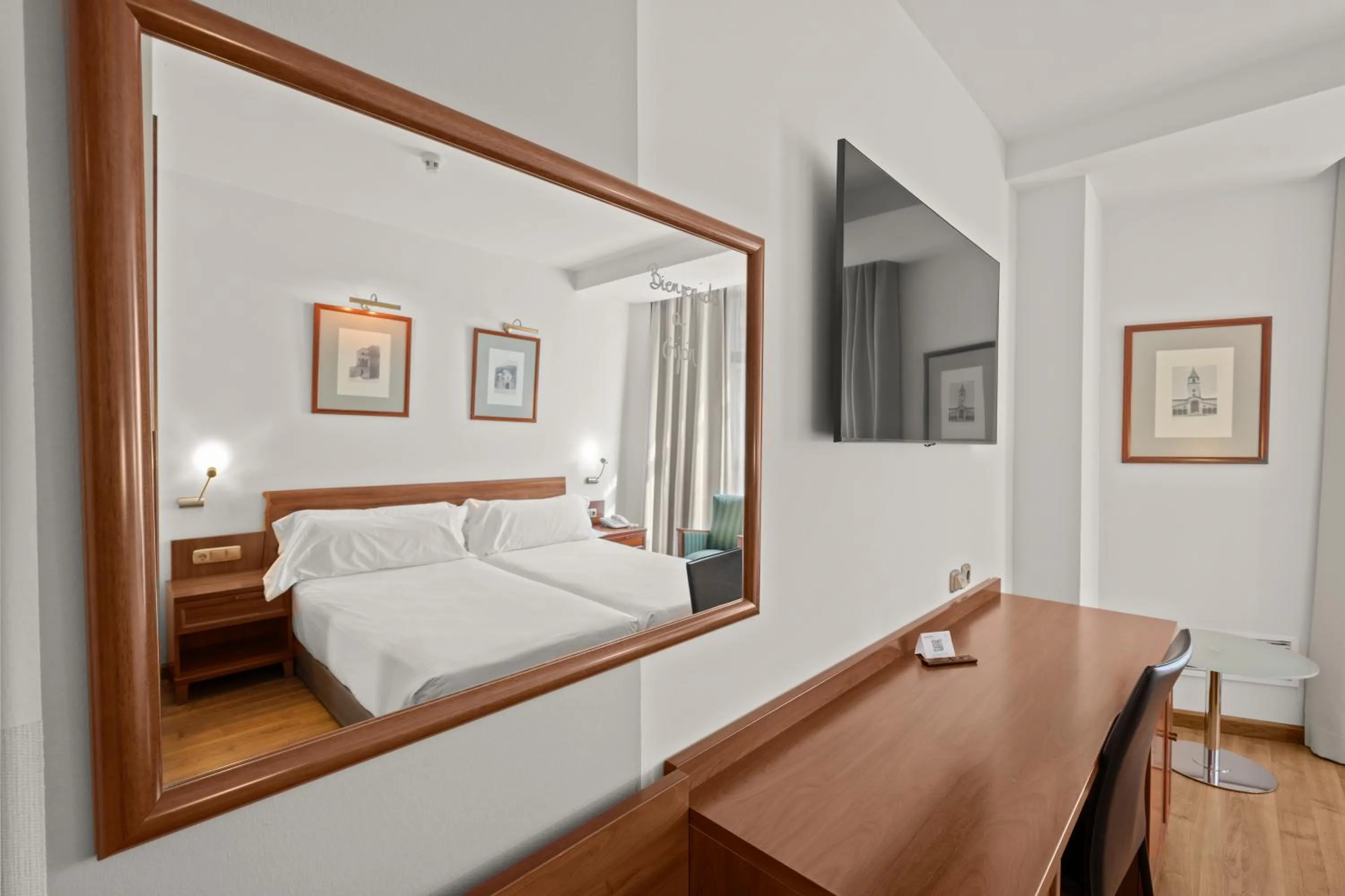 Photo of the whole room, Bed in Hotel Zentral Gijón Rey Pelayo