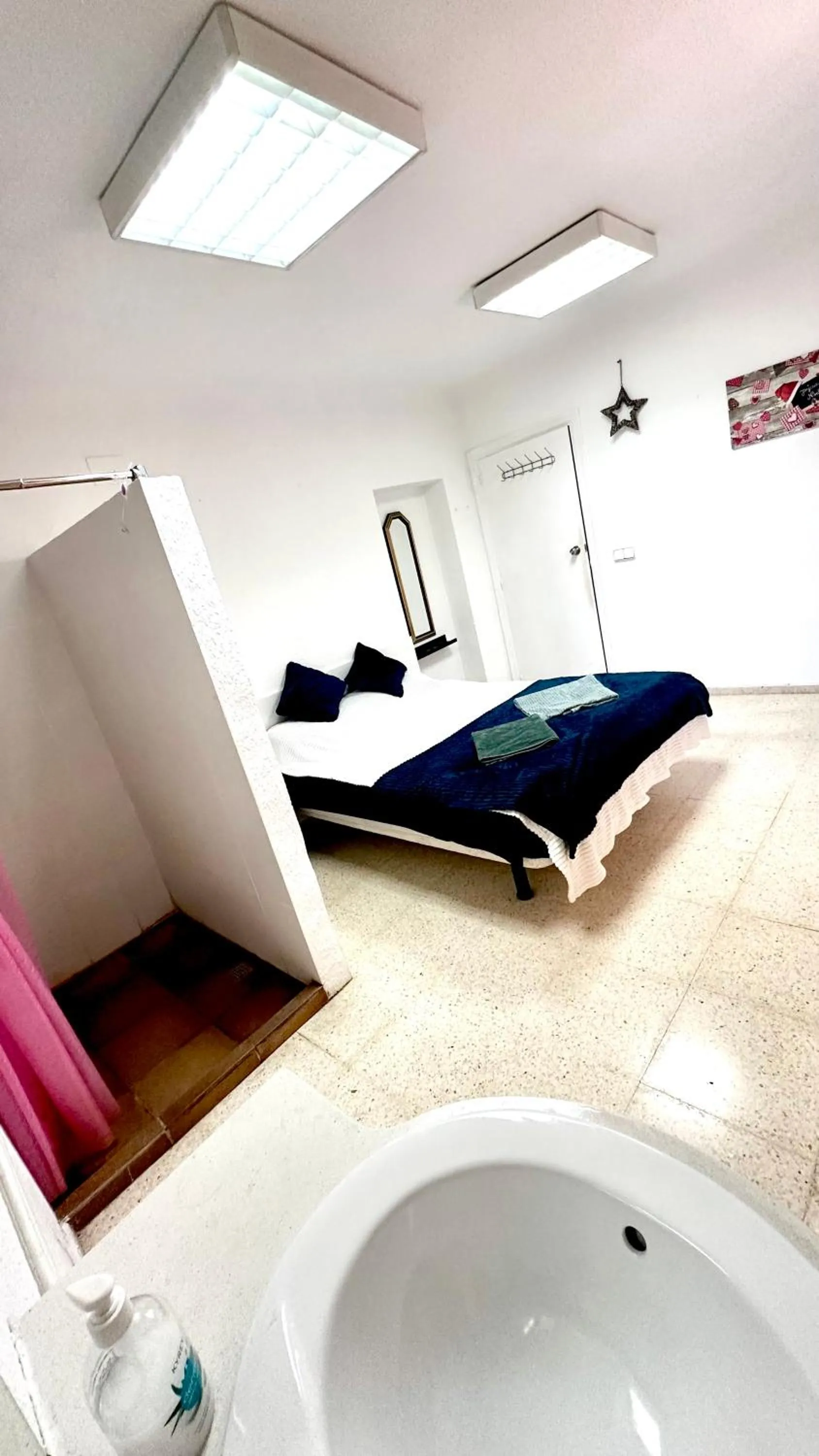 Shower, Bed in Las habitaciones en Alicante