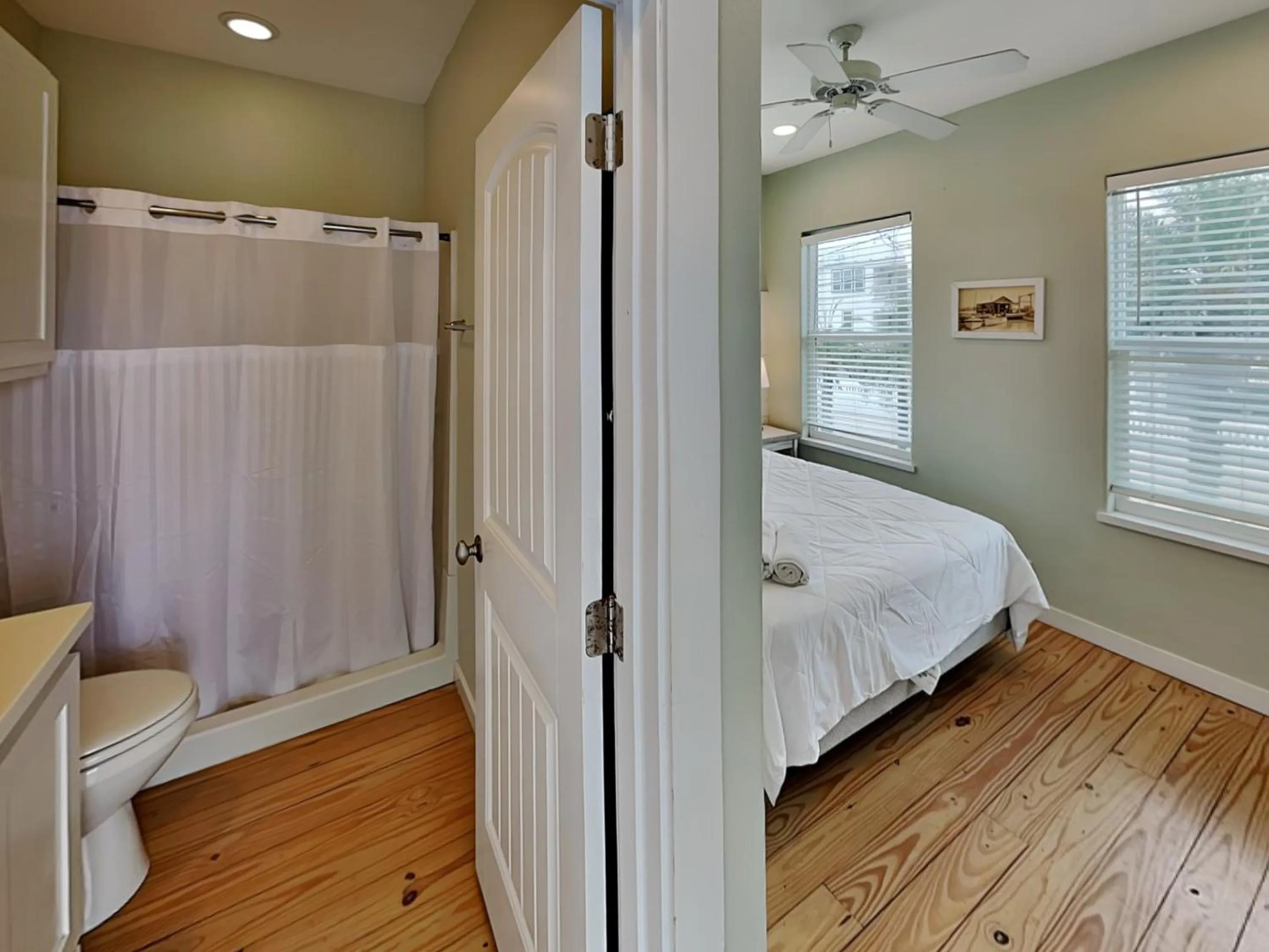 Shower, Bed in Beach Club 1