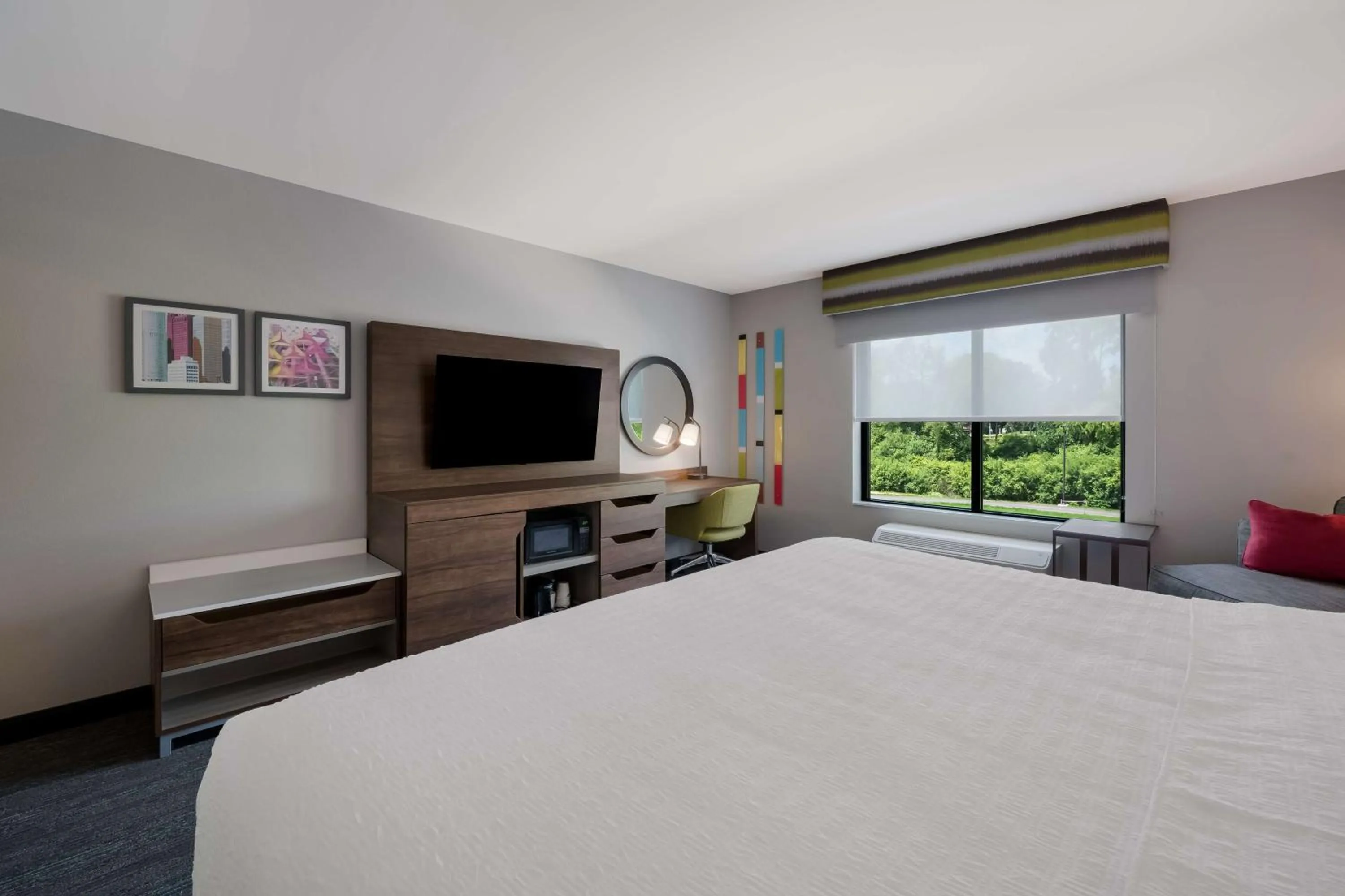 Bedroom, Bed in Hampton Inn by Hilton Detroit Southfield