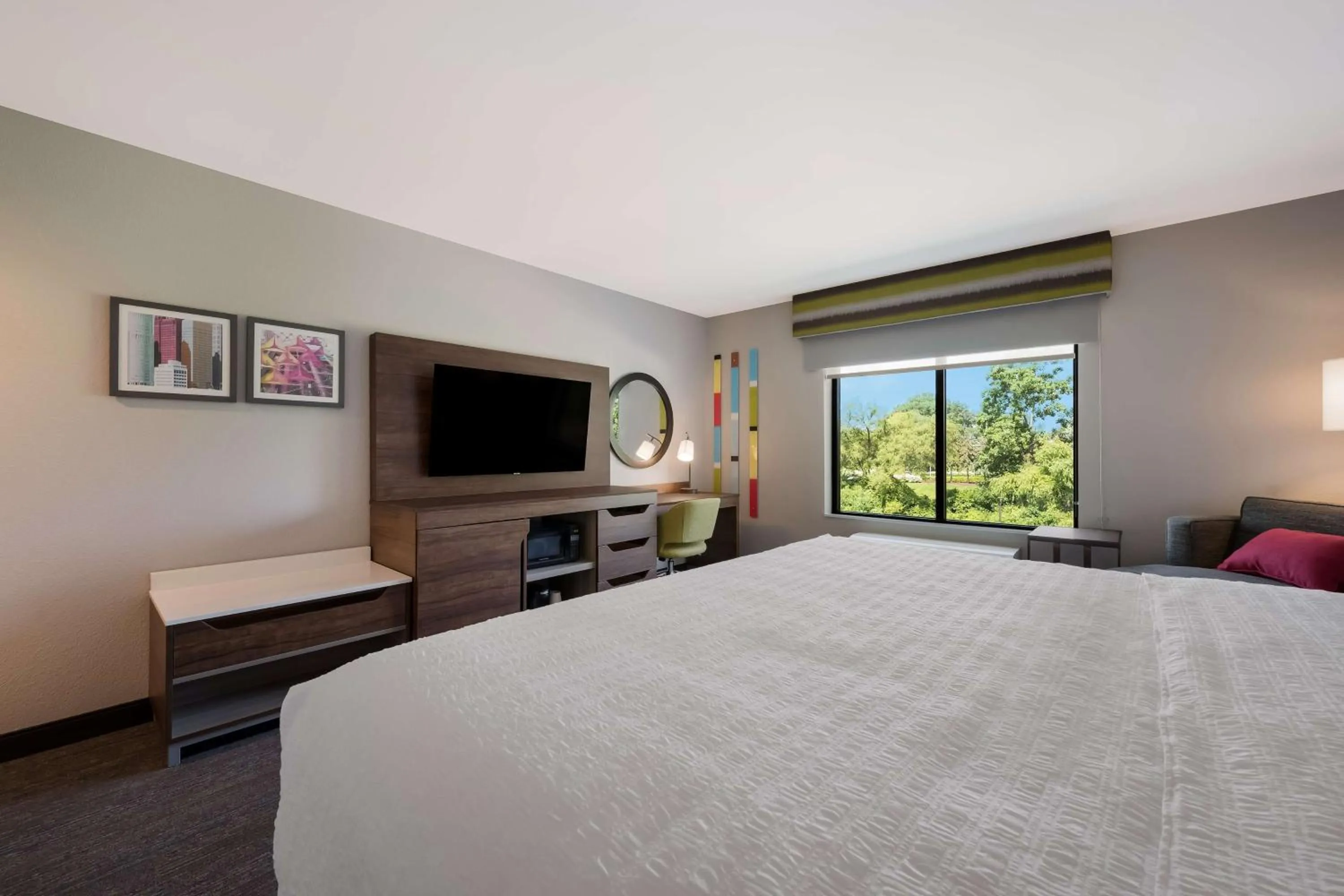 Bedroom, Bed in Hampton Inn by Hilton Detroit Southfield