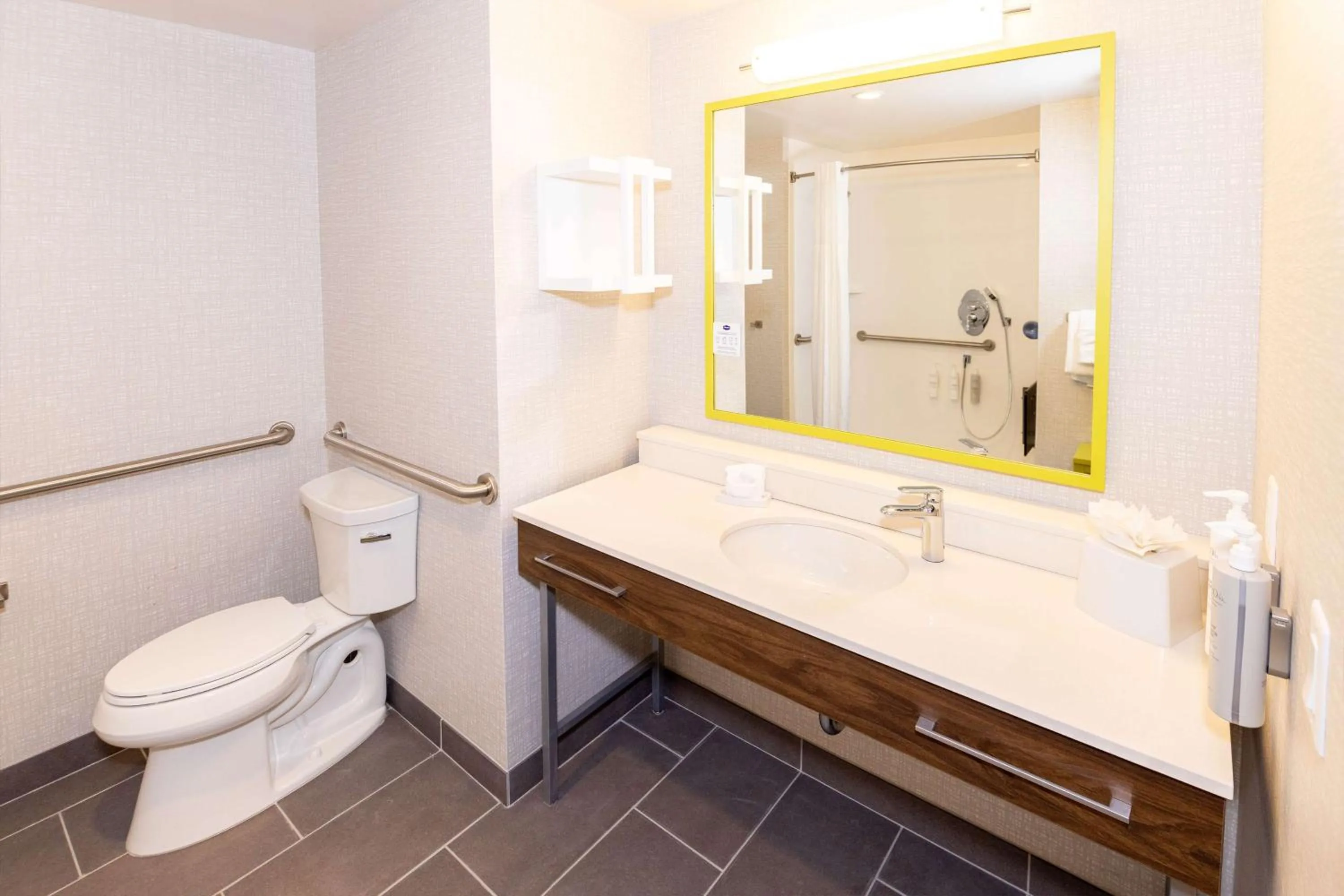 Bathroom in Hampton Inn Selma, Ca