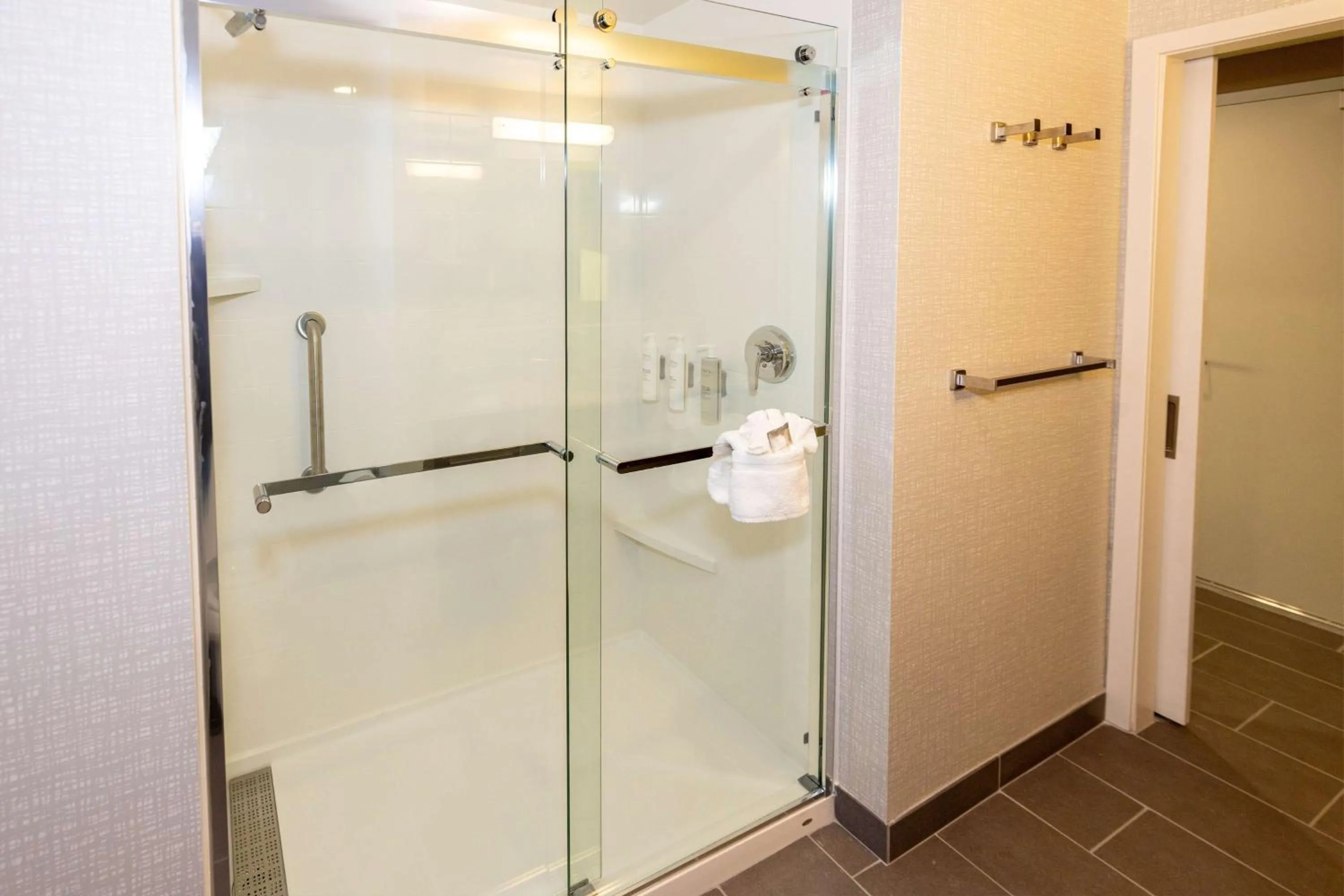 Bathroom in Hampton Inn Selma, Ca