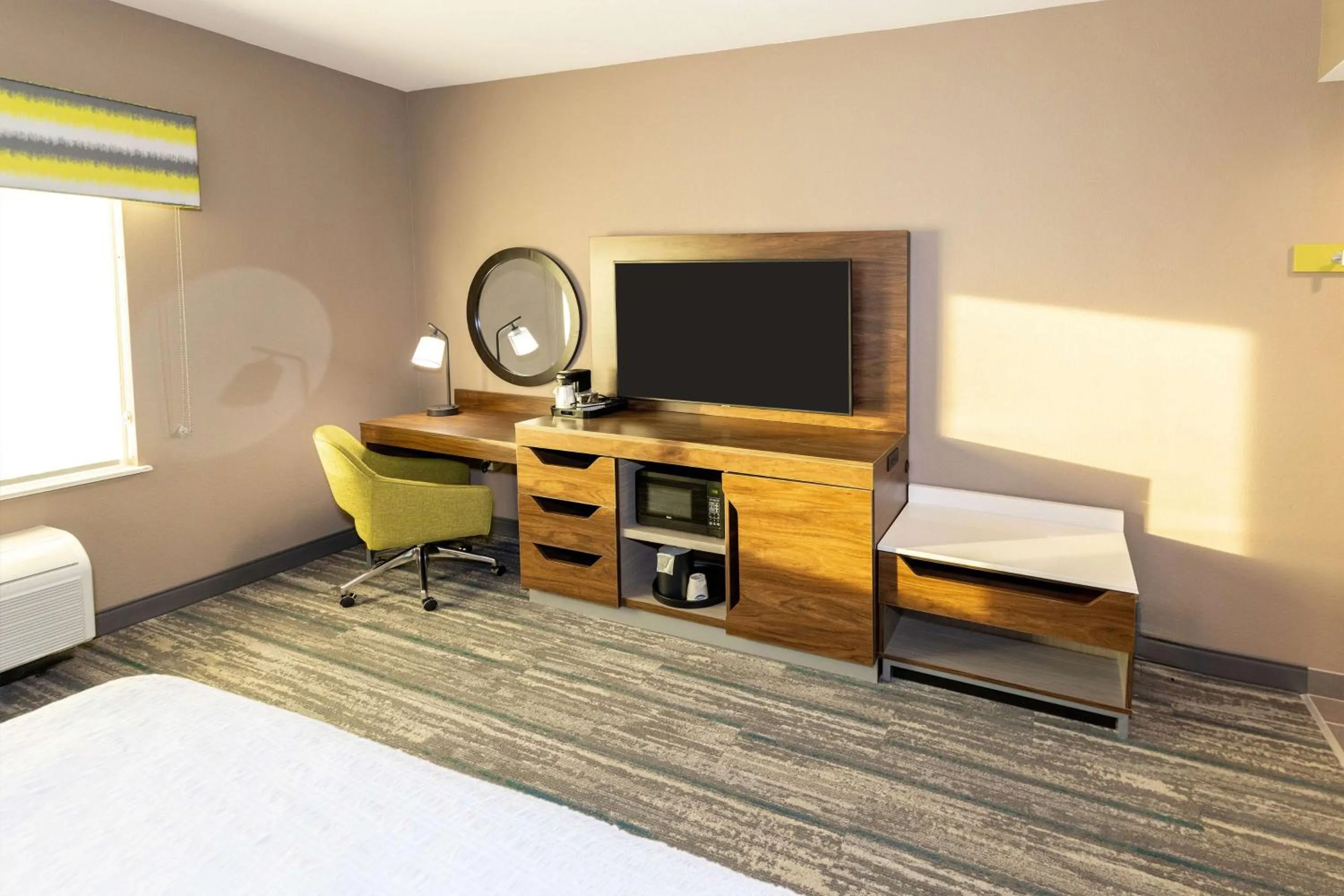 Bedroom, Bed in Hampton Inn Selma, Ca