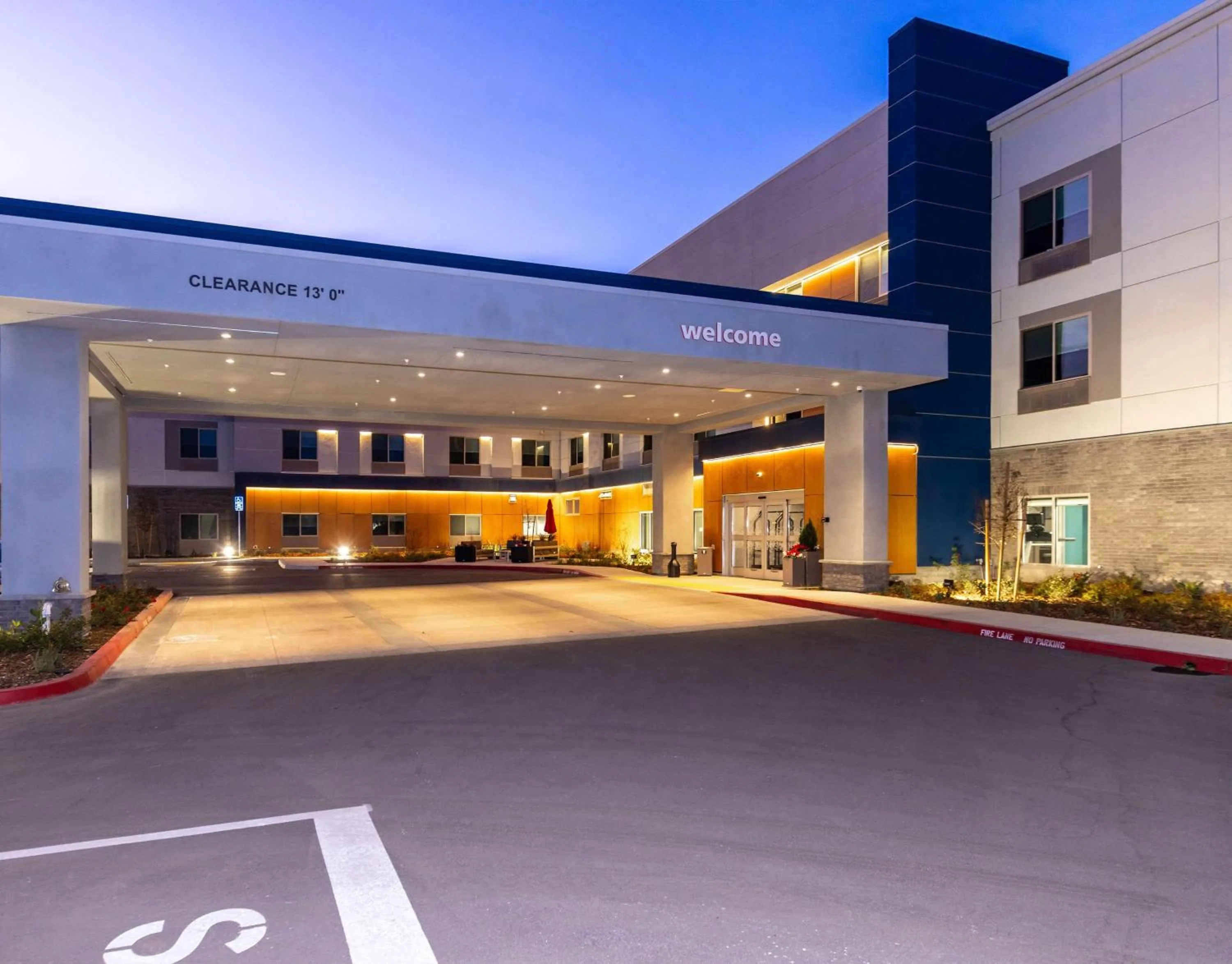 Property building in Hampton Inn Selma, Ca