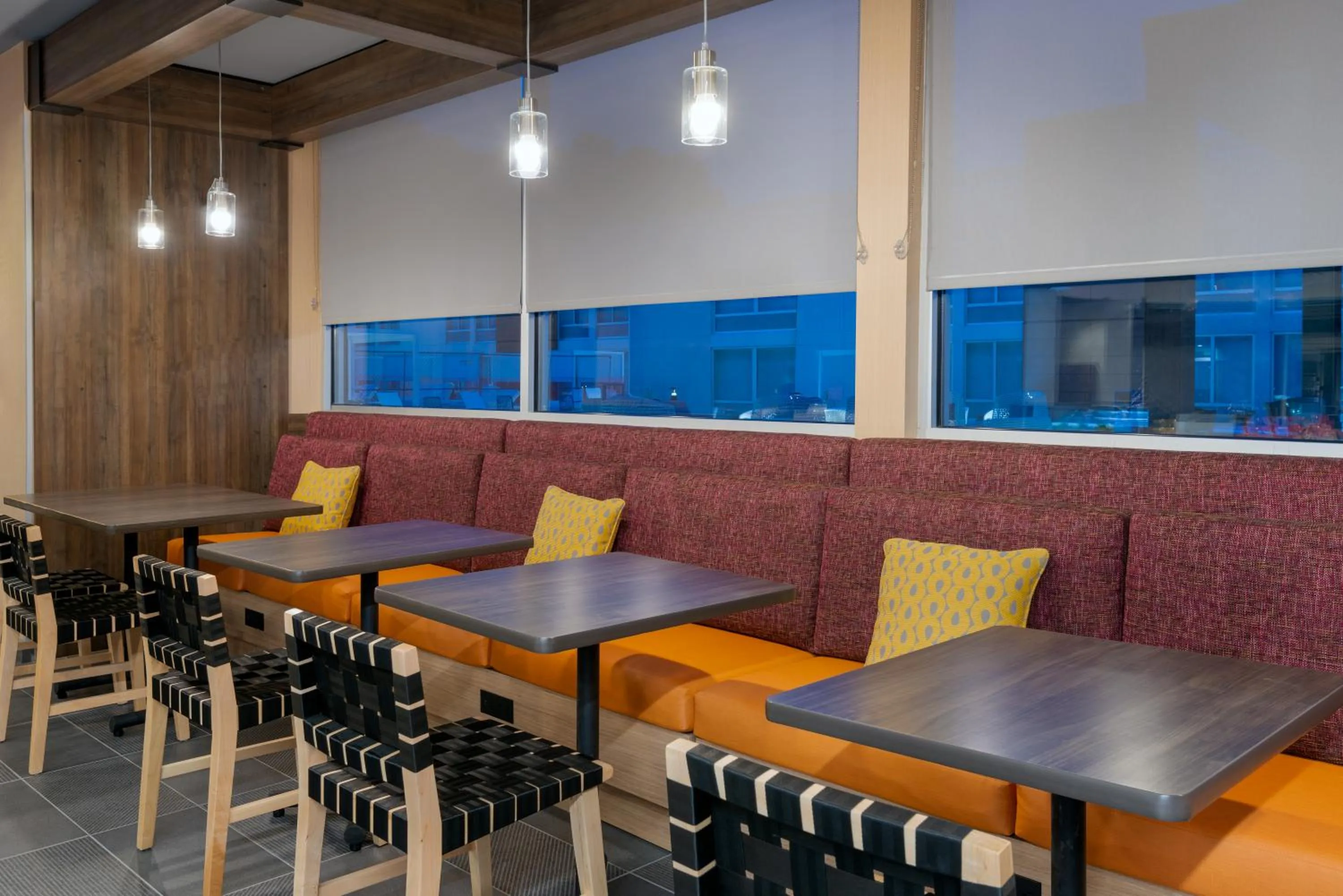 Dining area in Tru By Hilton Wilmington