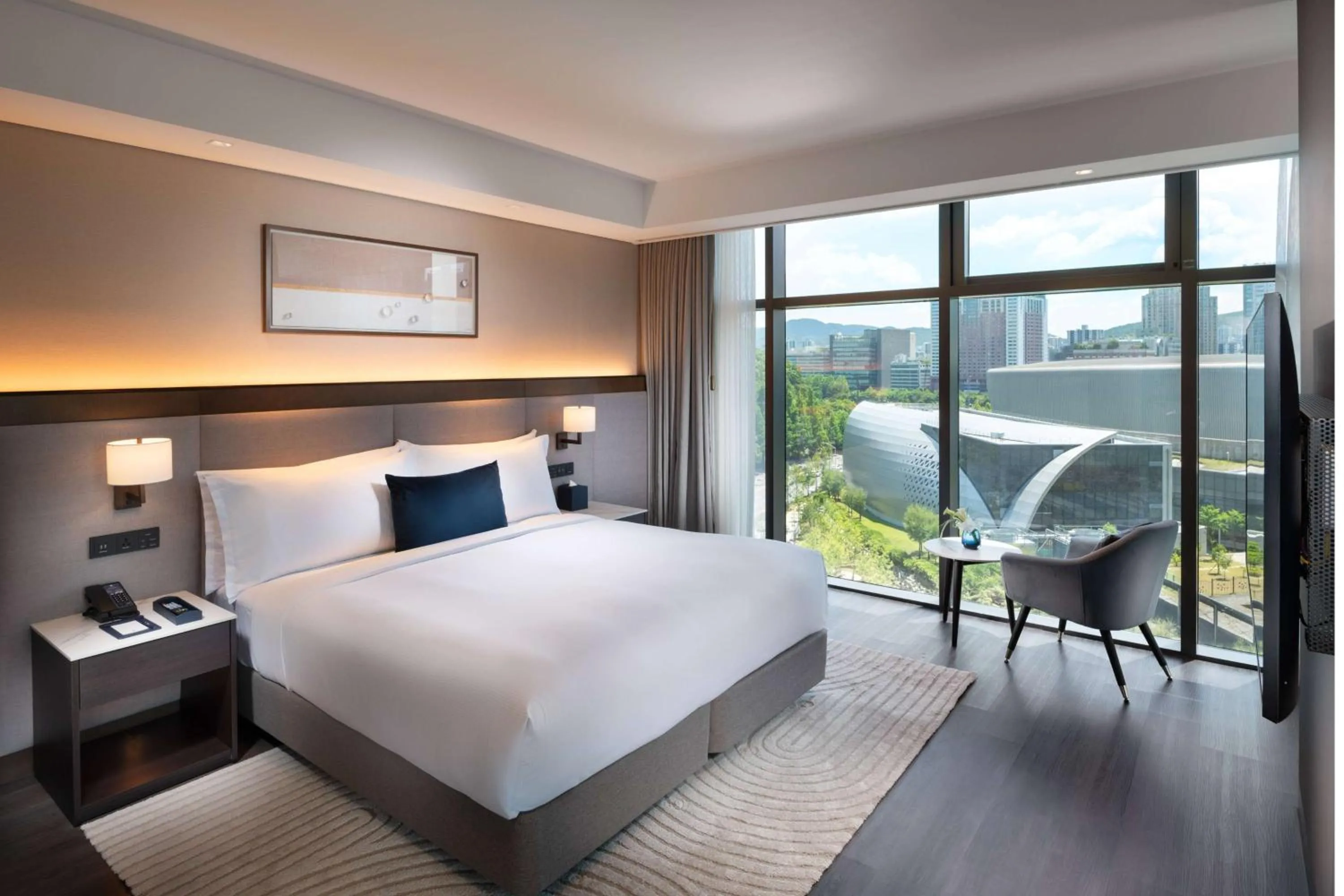 Bed in DoubleTree By Hilton Seoul Pangyo Residences