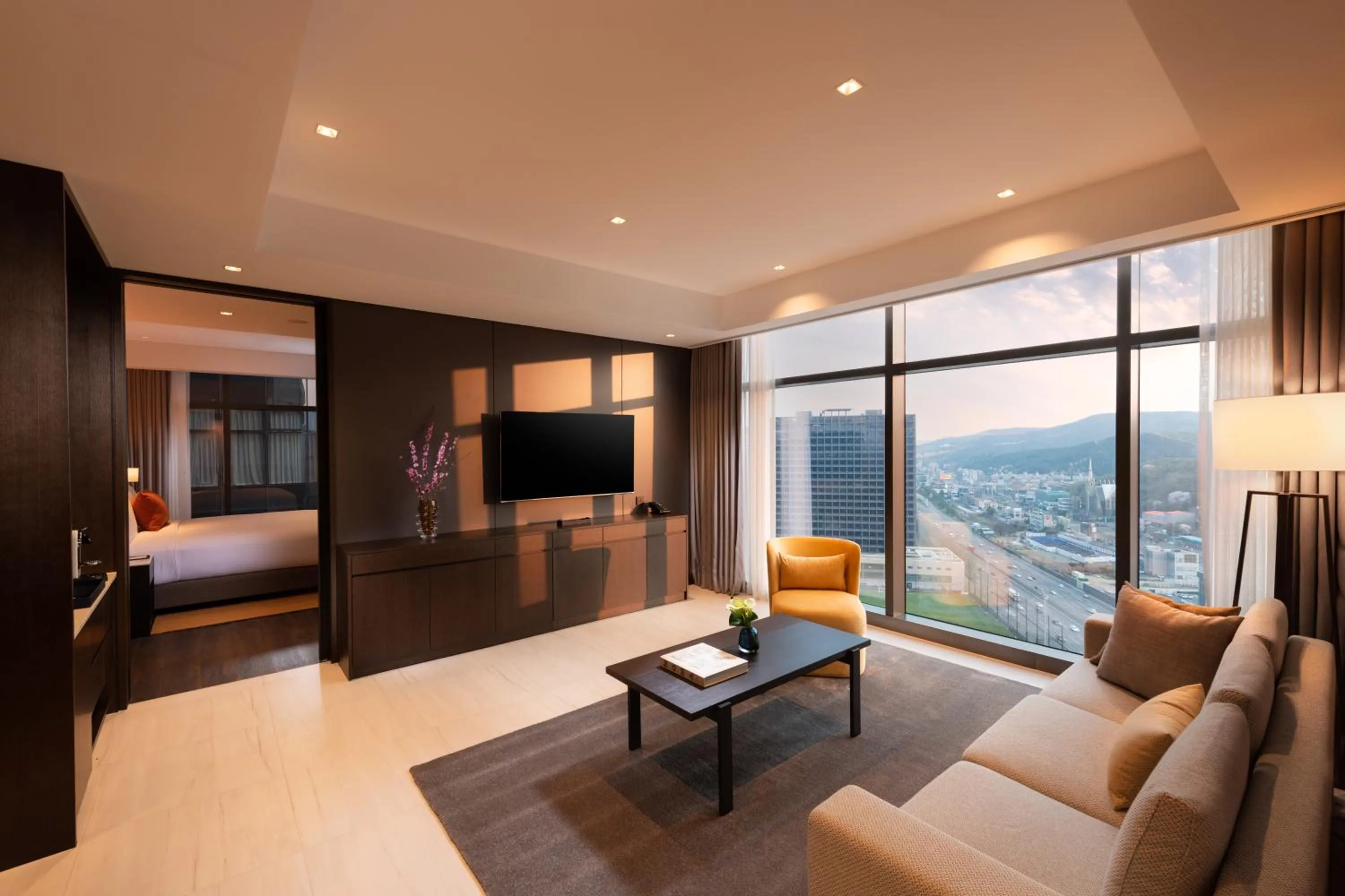 Living room, Bed in DoubleTree By Hilton Seoul Pangyo