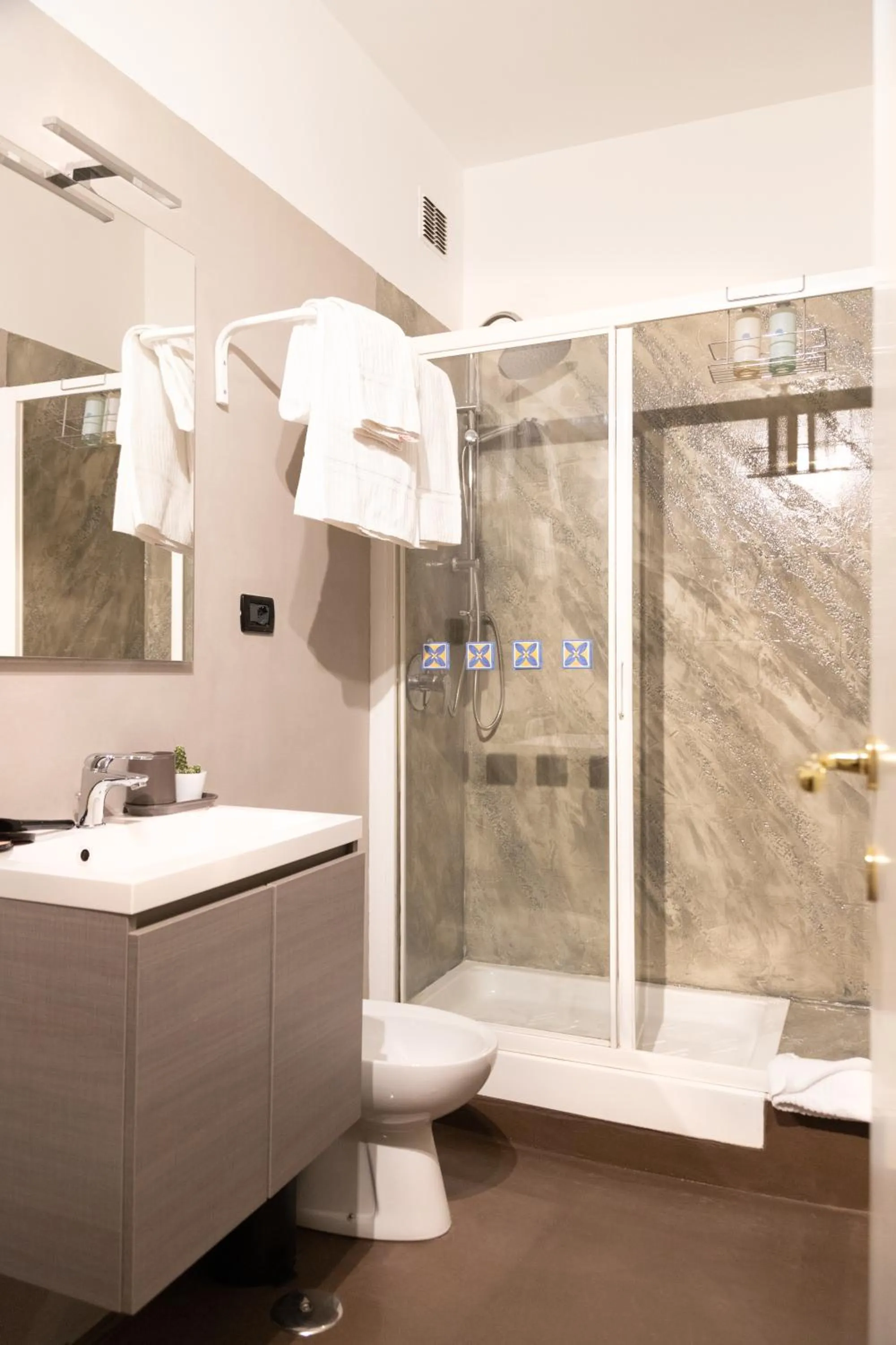 Shower in Fair Suite Roma Termini
