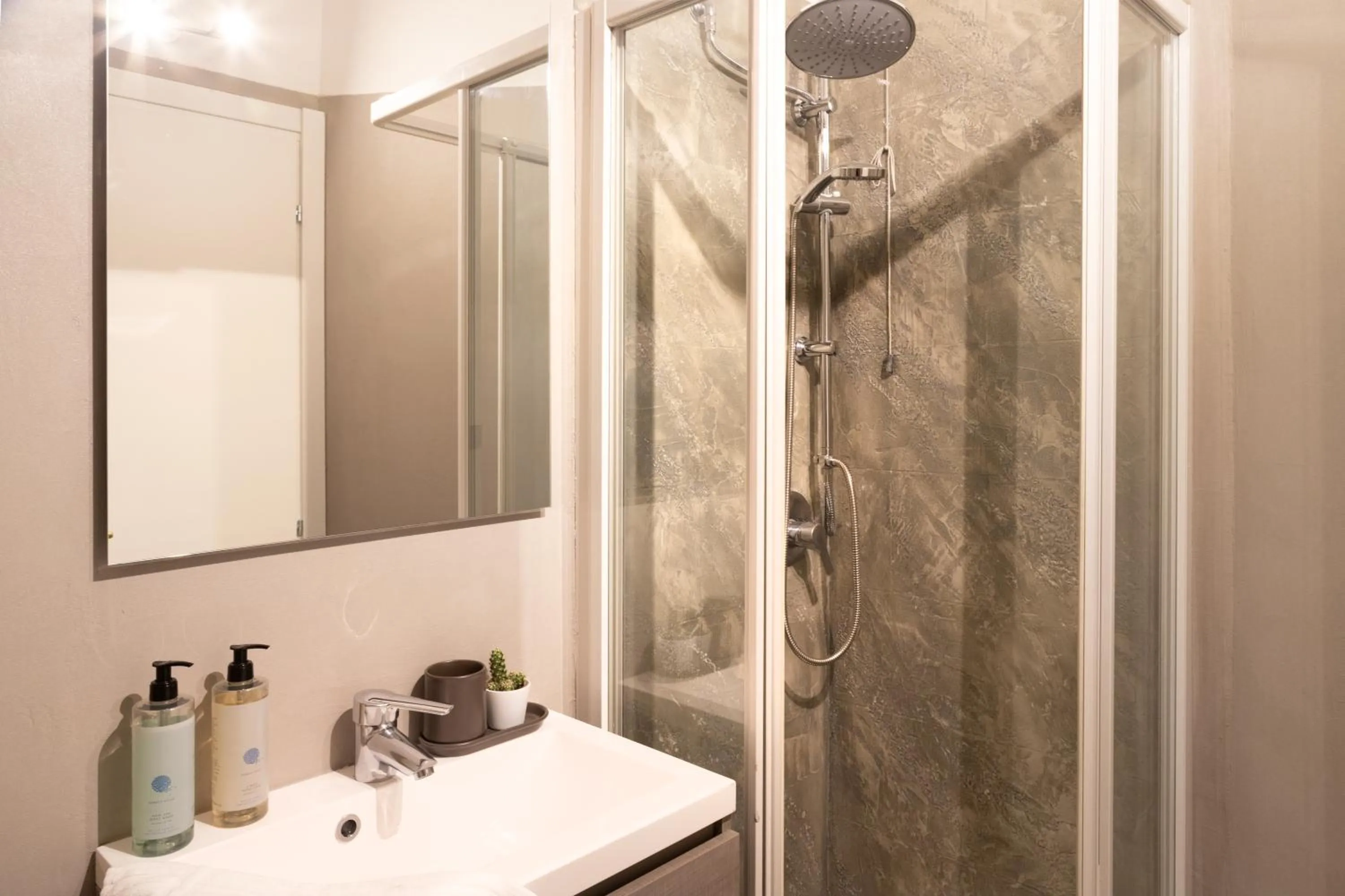 Shower in Fair Suite Roma Termini