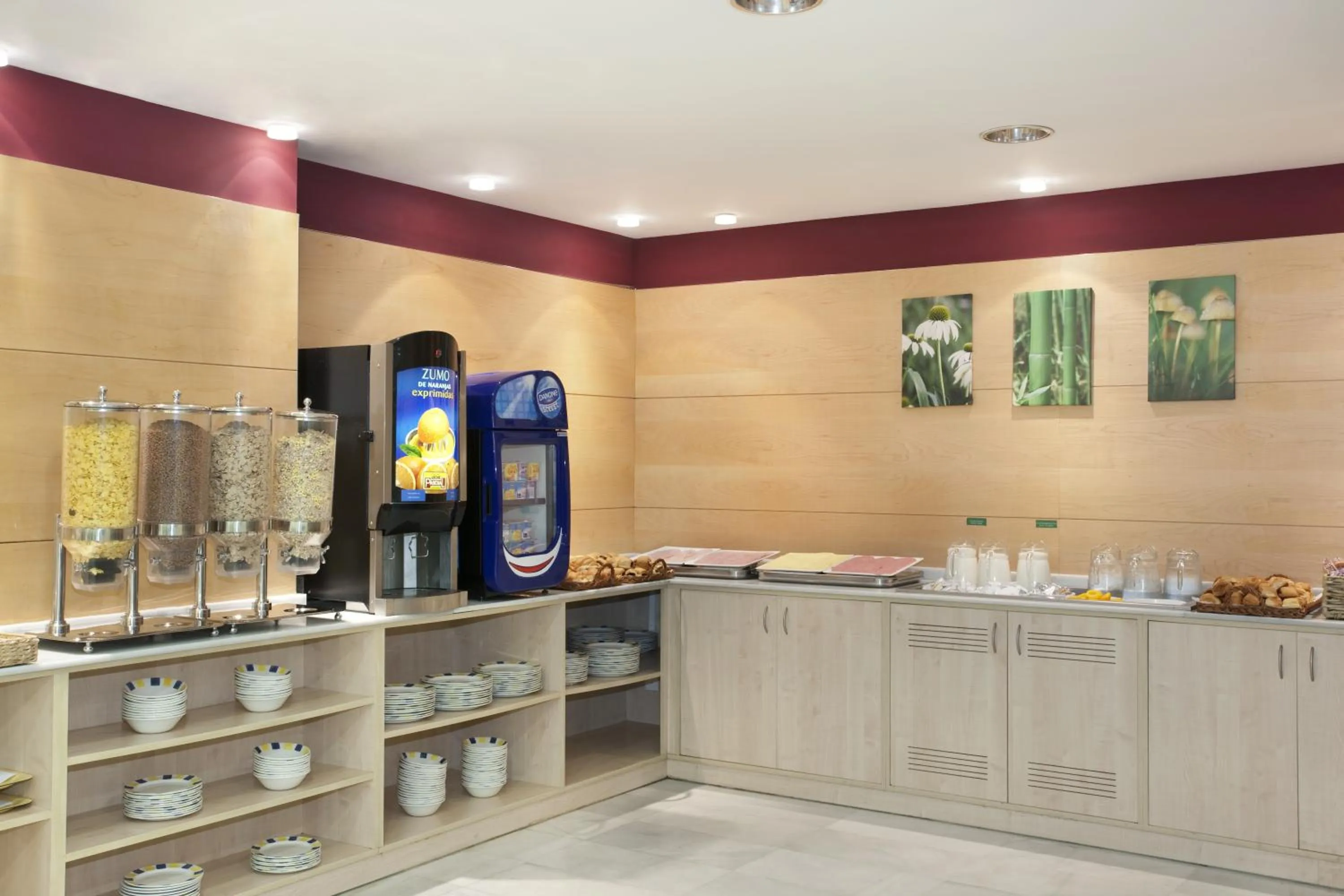 Restaurant/places to eat in Holiday Inn Express Madrid-Alcorcón by IHG