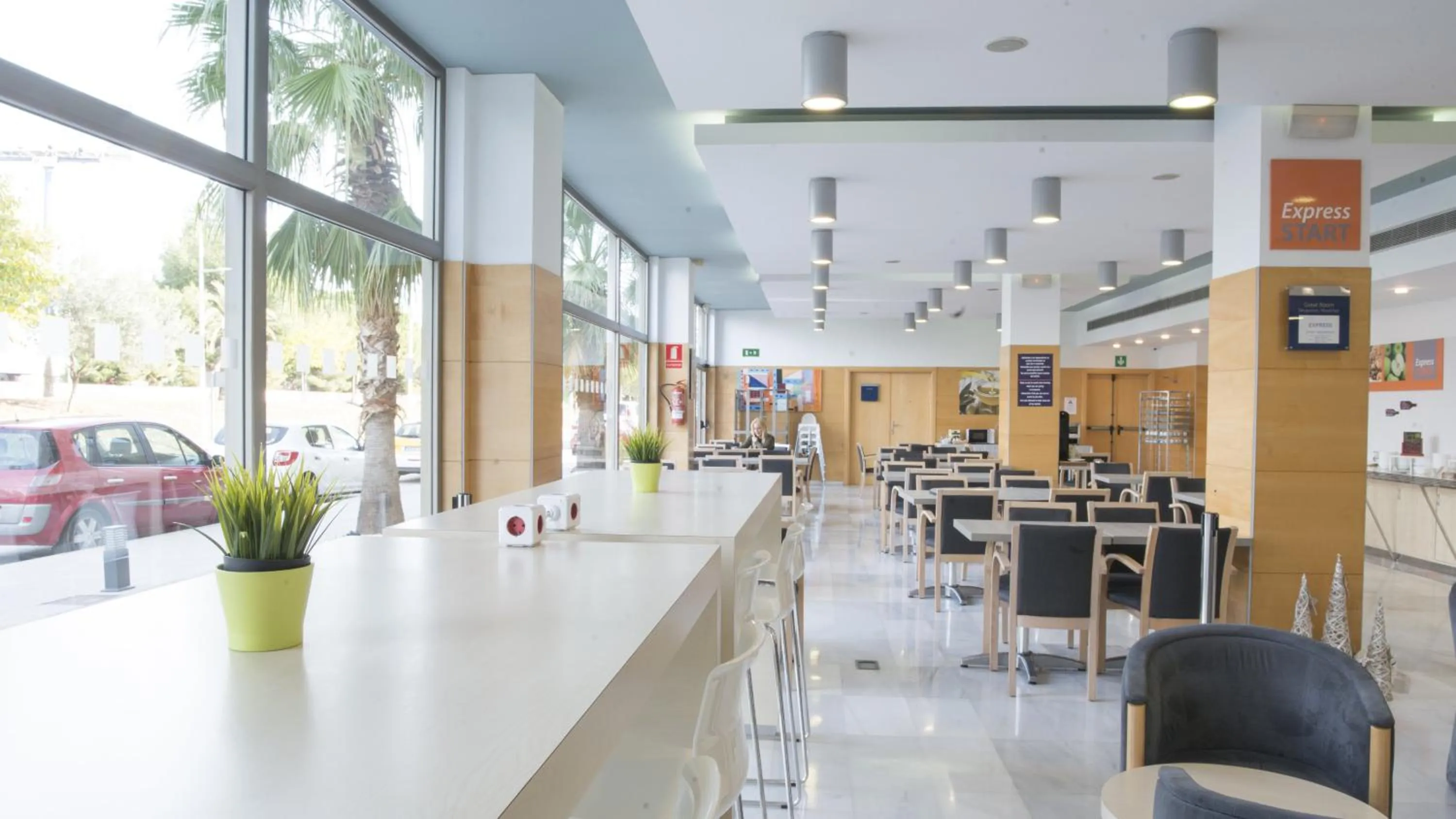 Restaurant/places to eat in Holiday Inn Express Madrid-Alcorcón by IHG