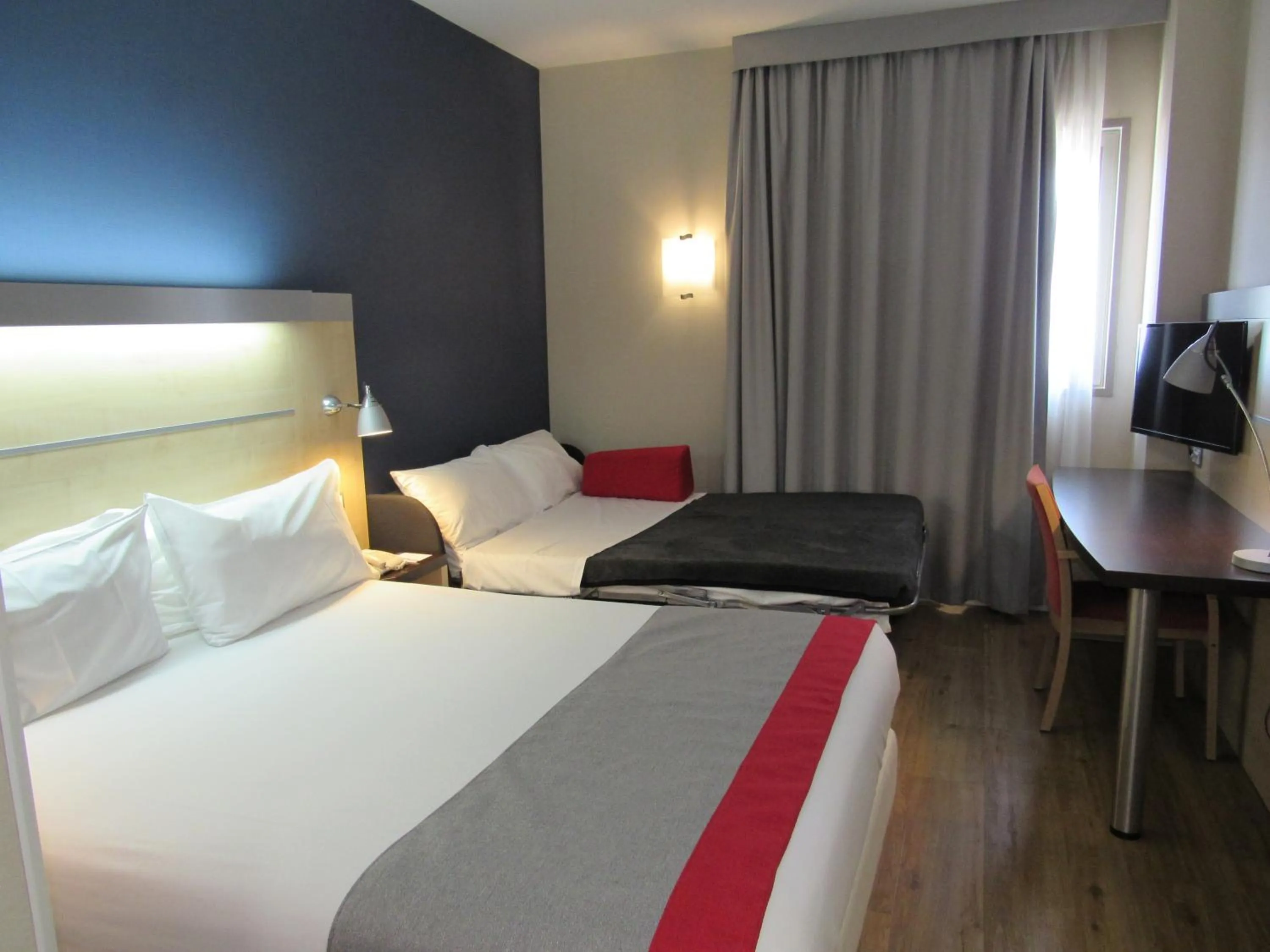 Bed in Holiday Inn Express Madrid-Alcorcón by IHG