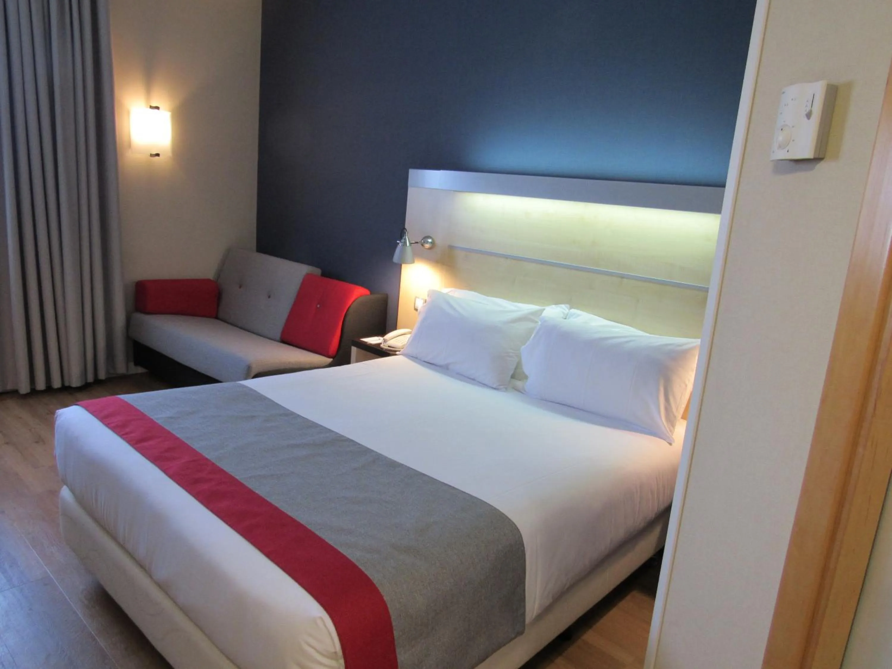 Bed in Holiday Inn Express Madrid-Alcorcón by IHG