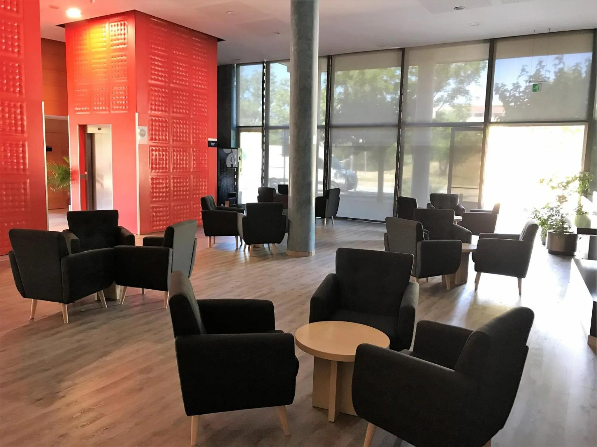 Lounge or bar in Holiday Inn Express Molins de Rei by IHG