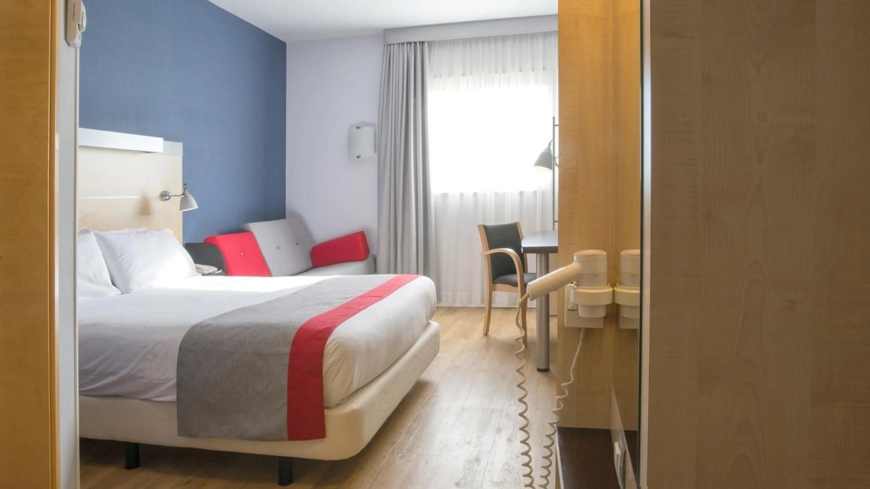 Bed in Holiday Inn Express Molins de Rei by IHG