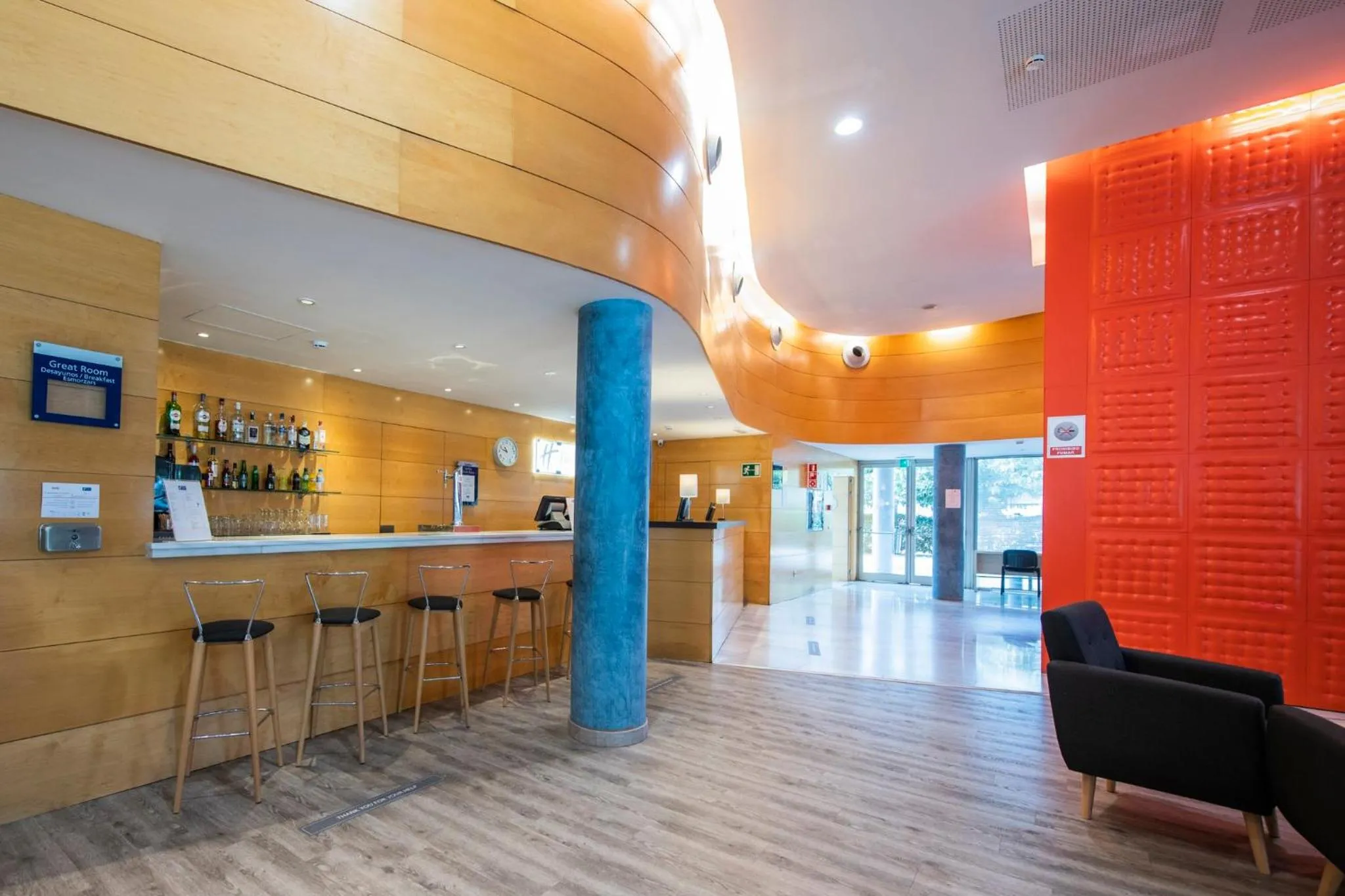 Lounge or bar in Holiday Inn Express Molins de Rei by IHG